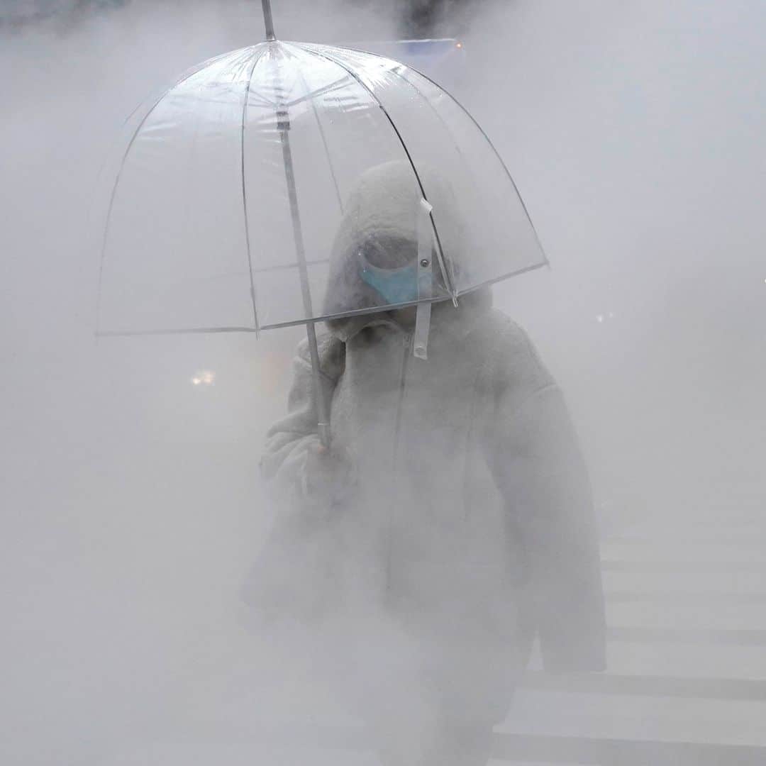 AFP通信さんのインスタグラム写真 - (AFP通信Instagram)「AFP Photo 📷 @timothyclary - A person walks through steam coming from the street on Lexington Avenue in New York as the steam provides heat and cooling to many buildings in the city. November, 2020.」11月25日 19時45分 - afpphoto