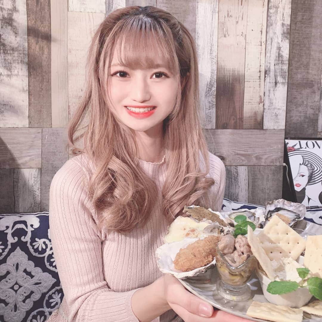 眞白ありすさんのインスタグラム写真 - (眞白ありすInstagram)「牡蠣食べてきたよー!!  最近生牡蠣全然食べてなくて食べたくて仕方なかったの!牡蠣持ってる私、自分で見ても幸せそうすぎる笑  生牡蠣、焼き牡蠣、牡蠣フライ...etc 色々な牡蠣料理が入った牡蠣９種盛りと生牡蠣3種盛りを頼んだよ♡  全部とっても美味しかった🥺 こんなに色々な牡蠣食べたの初めてかも!笑  . . . . . . . .  #UMIバル #新宿グルメ #新宿ディナー #東京グルメ #東京ディナー #東京イタリアン #pr #トリドリベース #牡蠣　#牡蠣フライ #生牡蠣」11月25日 19時45分 - alice.ee1010