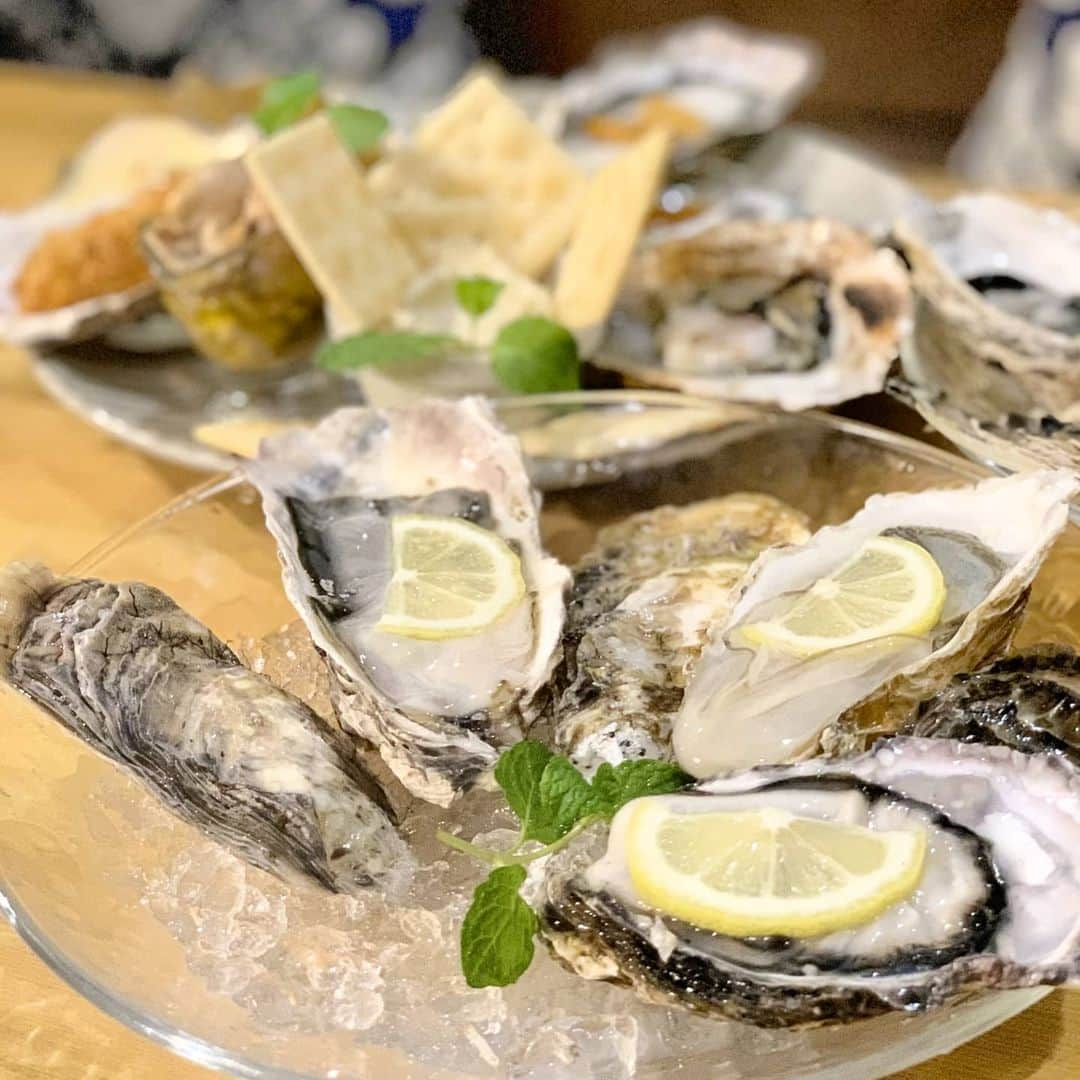 眞白ありすさんのインスタグラム写真 - (眞白ありすInstagram)「牡蠣食べてきたよー!!  最近生牡蠣全然食べてなくて食べたくて仕方なかったの!牡蠣持ってる私、自分で見ても幸せそうすぎる笑  生牡蠣、焼き牡蠣、牡蠣フライ...etc 色々な牡蠣料理が入った牡蠣９種盛りと生牡蠣3種盛りを頼んだよ♡  全部とっても美味しかった🥺 こんなに色々な牡蠣食べたの初めてかも!笑  . . . . . . . .  #UMIバル #新宿グルメ #新宿ディナー #東京グルメ #東京ディナー #東京イタリアン #pr #トリドリベース #牡蠣　#牡蠣フライ #生牡蠣」11月25日 19時45分 - alice.ee1010