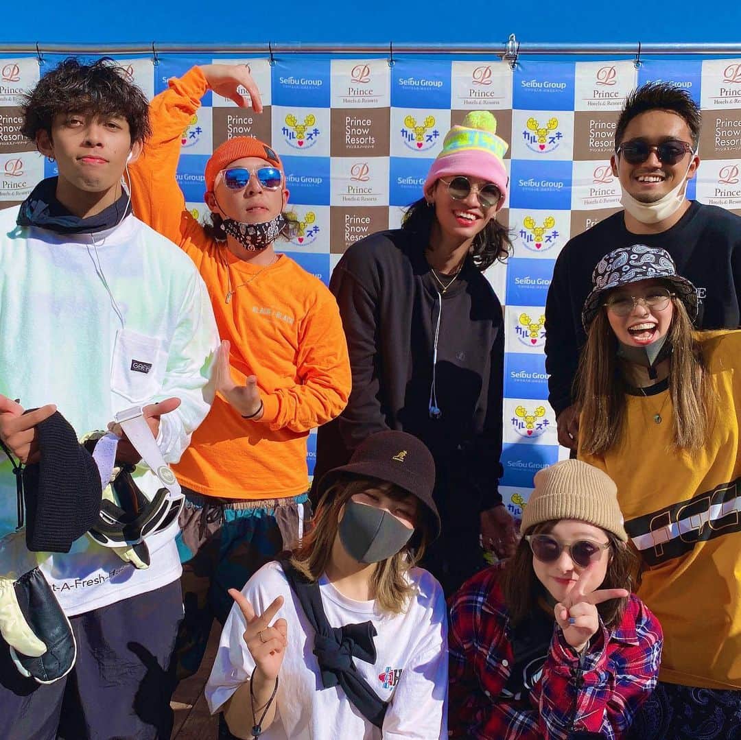 つっきさんのインスタグラム写真 - (つっきInstagram)「🏂🏂🏂🏂 ． おたのメンツ😁❤️❤️ みんなで滑り倒した🔥🔥🔥 ． パパが撮ってくれたリフトの 写真お気に入りだや🥺💓 ． @el_coco_poland GETしたッ😍💕 まいなんありがとーん😭❤️ つっきカラーの黄色だんね🥺💛💛💛 ． ． #snow #snowboard #snowpeak #snowboarder #snowboardgirl #winter #wintersports #swag #awesome #lol #winterstyle  #japan #l4l #冬 #スノボ #スノボ女子 #スノボー女子 #スノーボード #軽井沢プリンスホテルスキー場 #軽プリ #カルスキ #ジブ #グラトリ #フリーラン #キッカー #ハロウィンからふゆぅ #雪山 #イケイケのイケ #すきすきのすき❤️ #2020インスタがんばる」11月25日 19時46分 - tukki007