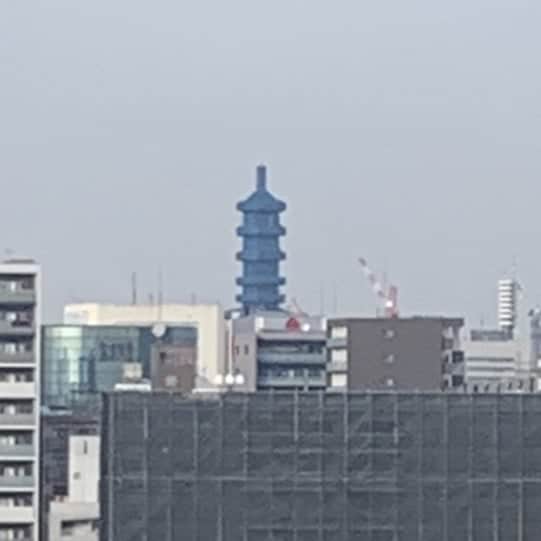 佐藤裕二さんのインスタグラム写真 - (佐藤裕二Instagram)「ウワサの栄の五重塔、脱皮中。 メ〜テレ7階のテラスから見えます。  NTTコミュニケーションズのビルの上の鉄塔、塗装工事のカバーが外されています。  きれいな青空です。  明日も素敵な一日になりますように。  #名古屋#栄#五重塔#栄の五重塔 #青空#秋空 #メーテレ#アップ #佐藤裕二」11月25日 19時46分 - karaage_satou