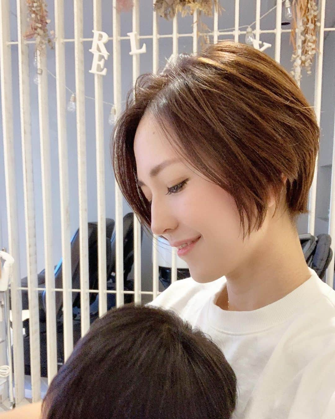 Remiさんのインスタグラム写真 - (RemiInstagram)「new hair💇🏻‍♀️❤︎ 私が伏し目で自撮りしてると真似して目を瞑ってた😌笑  新しい髪型は、前下がりショート♪ 後ろは切れるだけ短くカットして首元スッキリ、前髪は耳にかけられる長さで、機能性抜群の最強ショート👍✂︎  カラーは、深みのあるオーガニックベージュカラーにハイライトをランダムに入れてあり、光が当たるととっても綺麗✨  乾かすのも簡単でセット要らずでキマり、忙しいママにもおすすめのヘアスタイル&カラーです🚿💓 詳しくは @yuyatoyama さんの投稿をcheckください😊  salon @relaxx_hair_make   #ショートヘア #ミニボブ #relaxx #表参道美容室 #親子カット #前下がりショート #子供連れokサロン」11月25日 19時47分 - remi_912