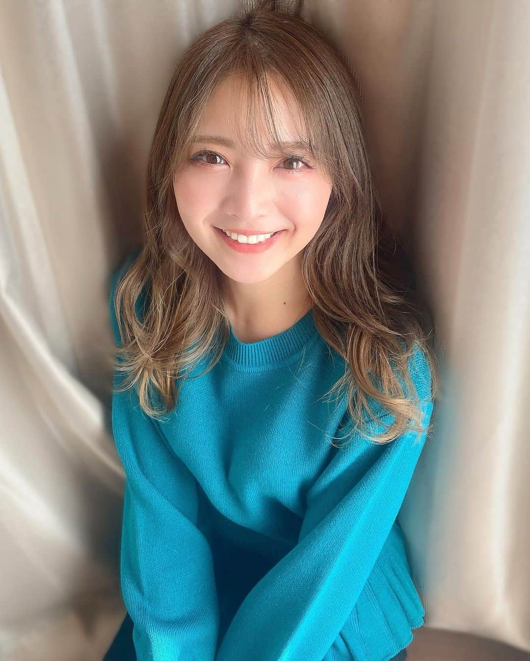 本谷紗己さんのインスタグラム写真 - (本谷紗己Instagram)「@suiterope さんにて カラーandトリートメントandカット💇‍♀️  なかなかいけなくて やっと行くことができました、、、 傷んでいた毛先を さらさらつやつやに復活😭💕 シャンプートリートメントのときのマッサージも本当に気持ちが良くて 一瞬で癒されます🥺 金谷さんの神ハンド✋で わたしの頭皮と髪は 保たれているのです、、、 ヘアカラーは ヌーディーオーシャン✨ この髪色にしてから 会ったひとたちにかなりの大好評で お任せだったのにさすがです😭💕 年内にもう一回行けたらいいな〜！！💇‍♀️🌟  #ヘアメイク #ヘアカラー #イルミナカラー #トリートメント #巻き髪 #サロン」11月25日 19時58分 - sappyon38