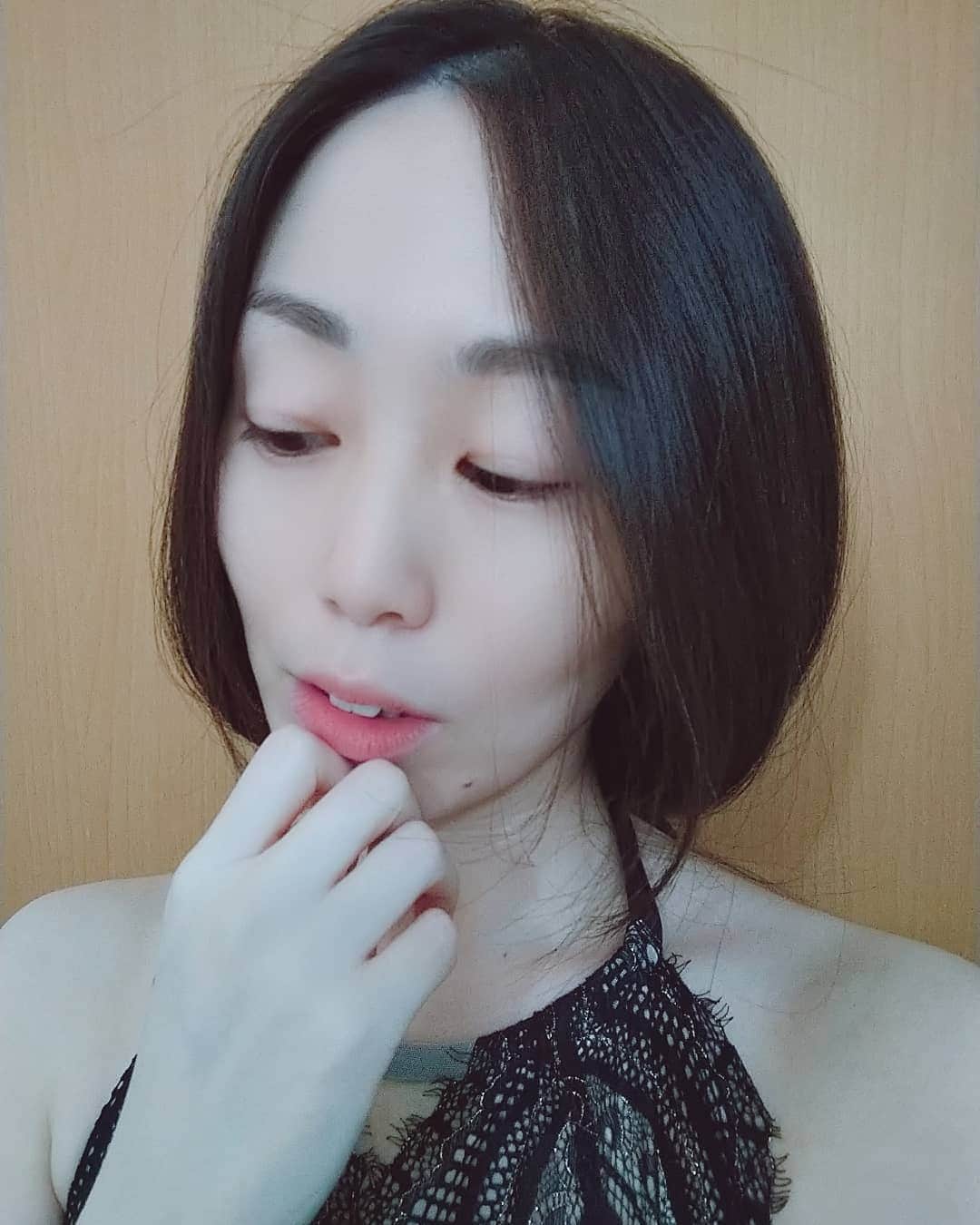 のインスタグラム：「髪をばっさり切ってイメチェンしたいなぁ〜って思って💇  実際には切ってないです🤣🤣🤣  というか、切りに行けてないので、めちゃめちゃロングヘアー(笑)  お仕事で『髪切って！』って言われないかなぁ〜🙏🙏🙏✨(笑)  #ホルターテディ #テディ #セクシー #髪切りたい #悠木あやね #AyaneYuki #YukiAyane #カプセルエージェンシー #capsuleagency #AV女優 #セクシー女優 #アダルト女優 #女優 #モデル #MyANNEBRA #lingerie #annebralingerie  #インポートランジェリー #annebra #loungewear #asiangirls #asiandoll #asianbeauty #asiansexy #japanese #japanesegirl #japanesegirls #model #nudemodel #fashionstyle」