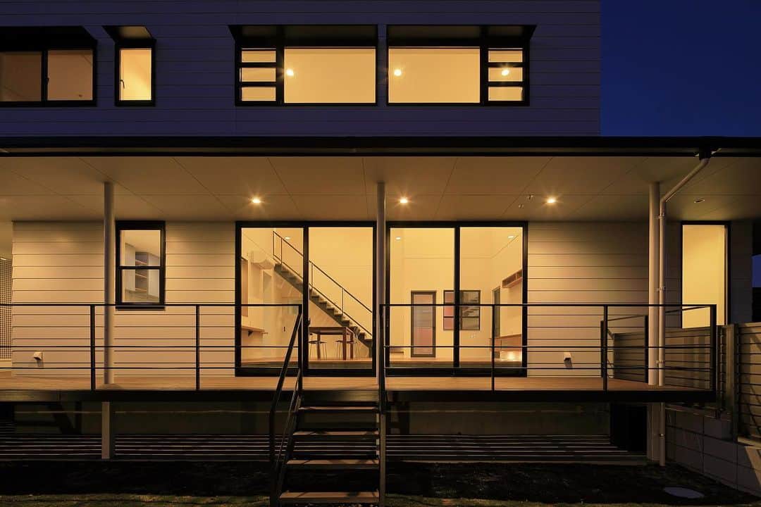 Lips Designのインスタグラム：「House-MT Photo:studio marsh   #リップスデザイン #住宅 #デッキ  #house  #home  #architecturephotography  #architecture  #interiordesign  #建築家とつくる家  #建築家  #宮崎県」