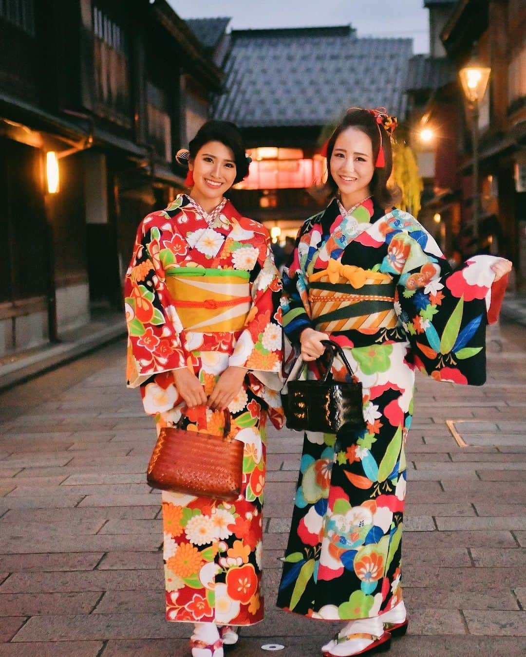 鈴木まりなのインスタグラム：「shooting 🍂👘    #金沢で暮らすように働く というコンセプトの撮影で金沢を満喫🧡   お宿は｢朱 -shu-｣さん。 一棟貸しで広々過ごせて、 金沢の歴史と伝統が息づく東山で 町家の魅力を体験できます❤️    クロスゲート金沢の #あ才 では 美味しいのどぐろ料理を頂きました。 ランチもしてるのでおすすめです🥰     w/ @emil_37xx  Photo by @hidekingraphy   #ひがし茶屋街 #主計町茶屋街  #金沢で暮らすように働く #金沢観光PR #kimono」