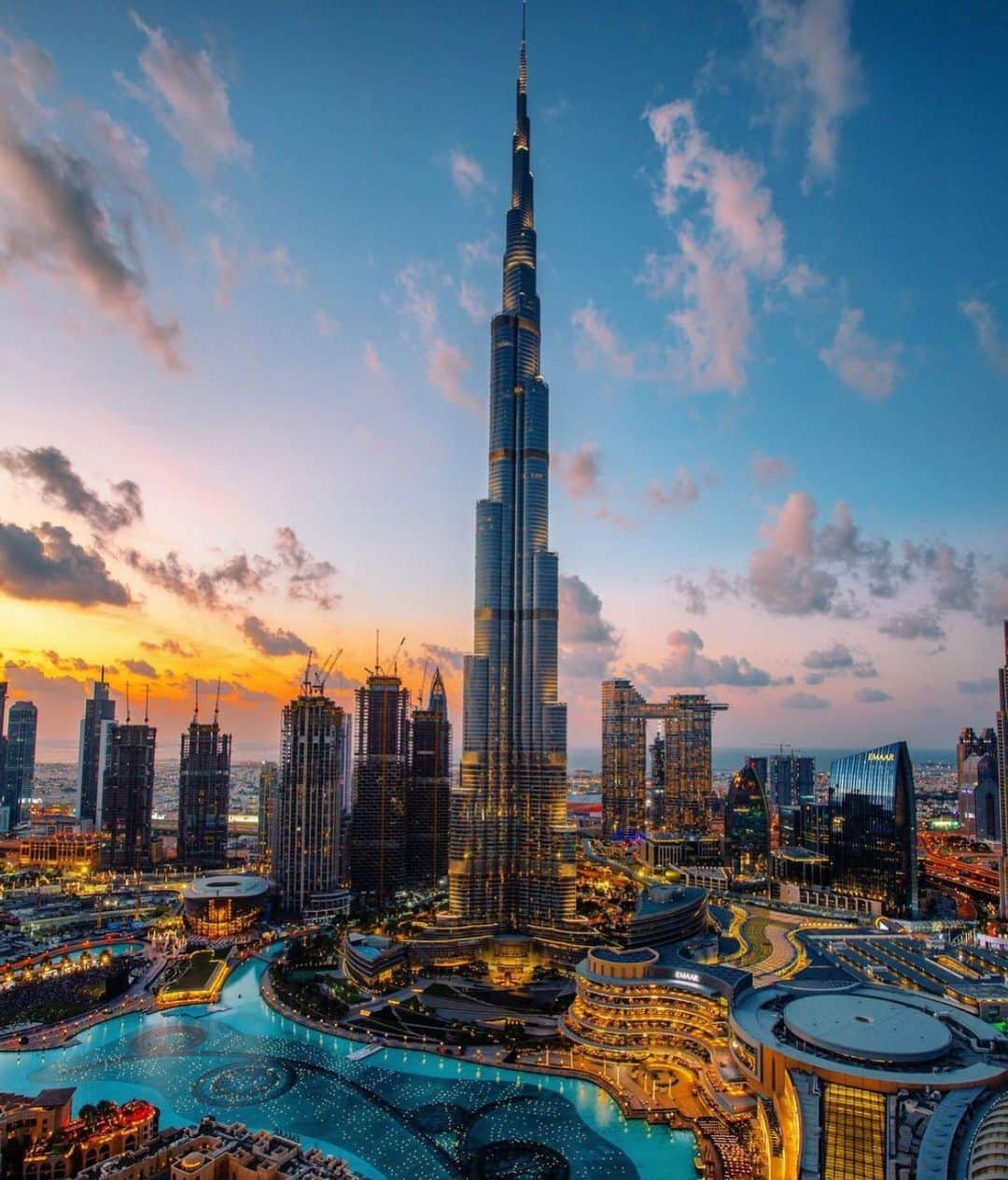 ドバイのインスタグラム：「World’s Tallest Building #BurjKhalifa #Dubai 📷:@raihanhamid_photography」
