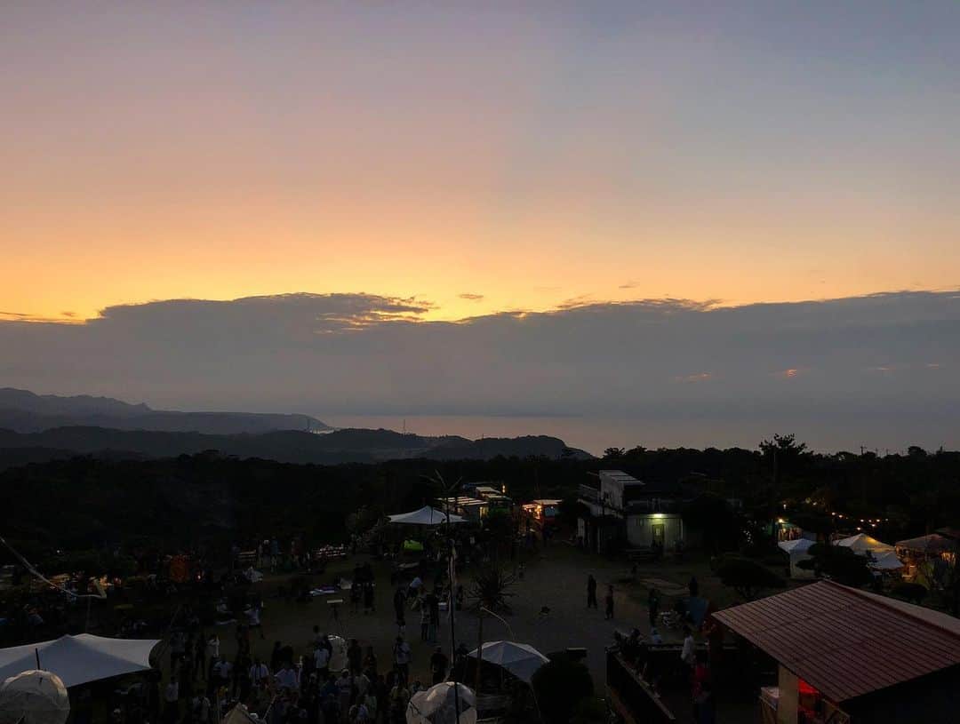 中川友里さんのインスタグラム写真 - (中川友里Instagram)「sunset view at Yonahadake,Okinawa この時期の沖縄ってオフシーズン⁉️いやいや、沖縄の神様が味方してくれて太陽🌞がぴっかーん🌟真夏日の3連休でした☺️🥰 沖縄の北部、やんばる国立公園の近くにはまるでジャングルのような原生林🌴と海に溶けていく空🐳美しい景色🌏 ・ 気持ち良すぎて2日間焚き火🔥の前に寝袋入って星空見ながら寝ました😂🥰🌌もう、ひとりバックパッカーwwww 自然と音楽に触れ合いたくて、同じマインドで集まり出会った仲間はすぐに仲良くなっちゃう☺️🥰 GoTo終わる前のすごい良いタイミングで沖縄来れた🌟 #okinawa #与那覇岳 #japan」11月25日 19時58分 - darayunya
