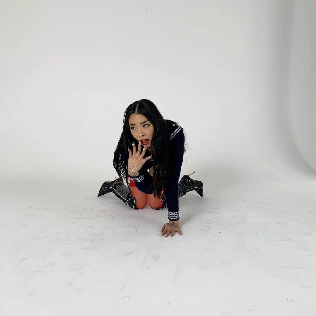 リナ・サワヤマのインスタグラム：「OMG 😱😱😱😱 my BRAND NEW SINGLE 💗LUCID💗IS OUT TODAY 5PM GMT !!!!!!! make sure ur on @applemusic @zanelowe for the first play !!!!!!!!!! get ready to dance !!!!!!!!!!  *******also announcing something else this evening 😏😏😏😏😏😏😏😏😏😏😏😏😏😏 I’m serving starters main course AND dessert today gals chefs kiss xxxx」