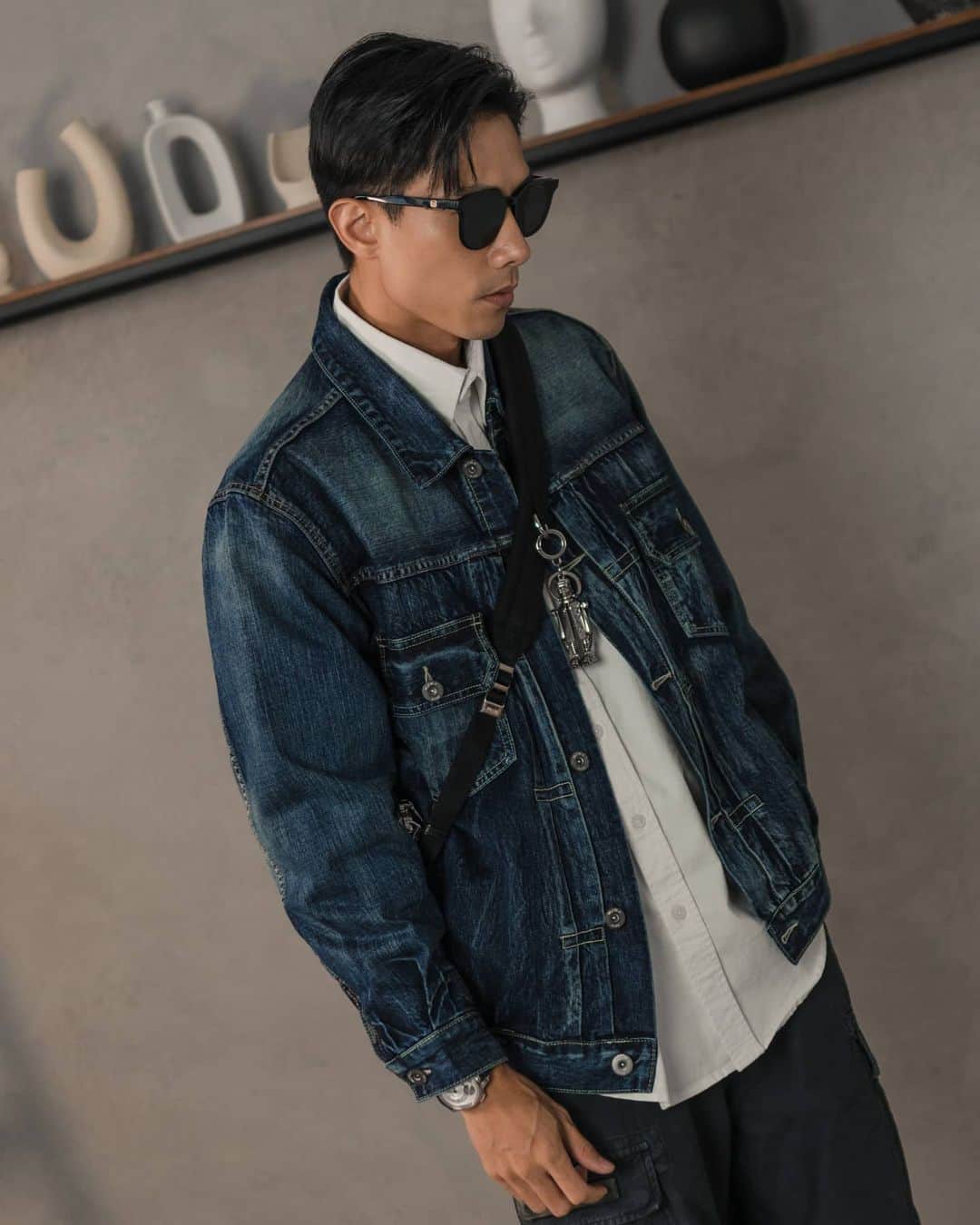 デスモンド・タンのインスタグラム：「Midweek hibernation mood 💤  Lovin' @jeffrey_xu my bro's new streetwear line. Their stuff are super lit 🔥 @garrison.sg   Shot by @waltertan at @assemblyclan」