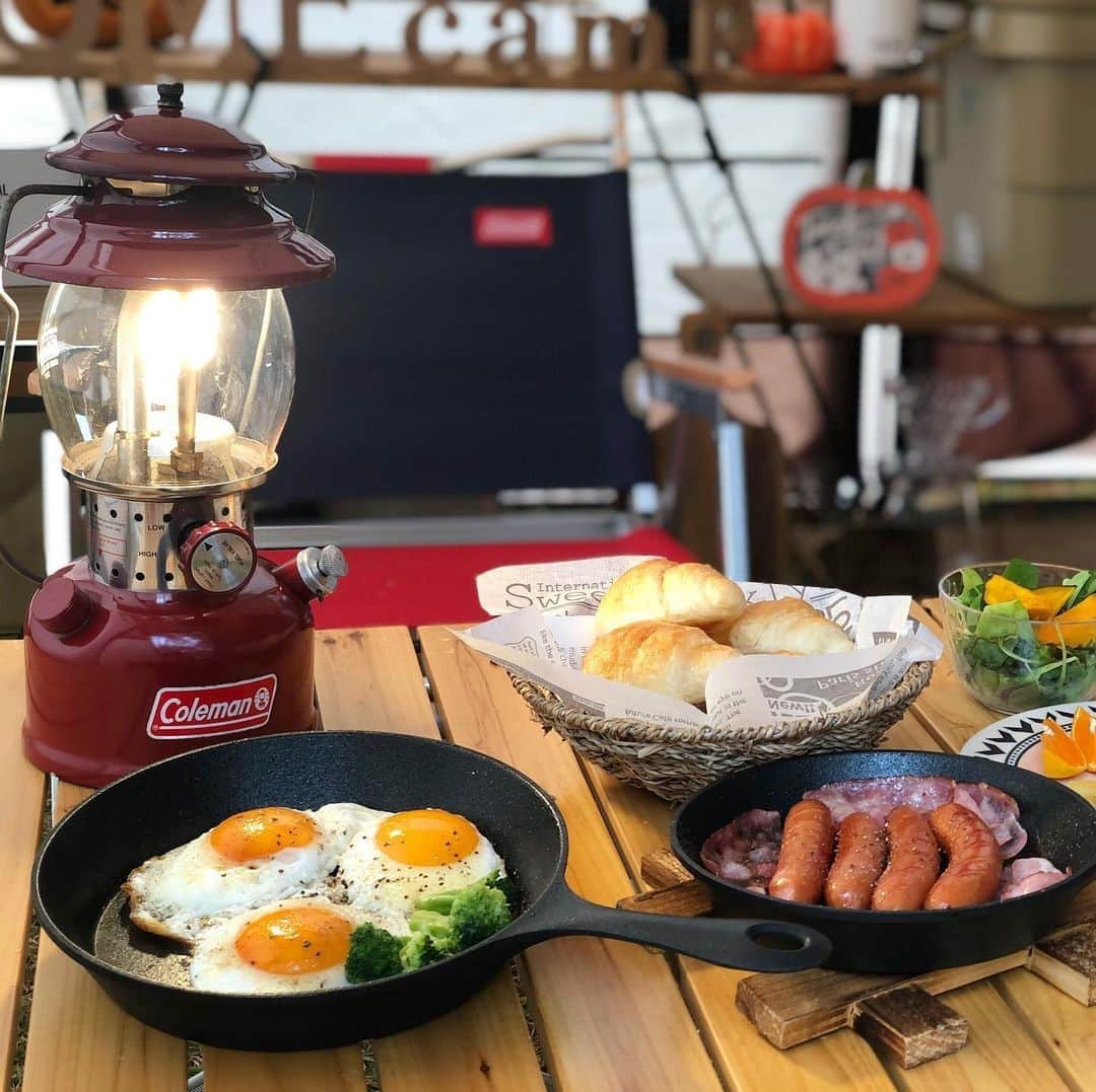Coleman Japanのインスタグラム：「大自然の中で楽しもう。キャンプの朝ごはん🌞   📷：@7u_me さん 素敵な動画ありがとうございました☺️ ・ ━━━━━━━━━━━━━━━━━ #私のコールマン を付けて投稿して頂いた中から素敵なお写真は、コールマン公式SNSでご紹介させて頂きます♪ ━━━━━━━━━━━━━━━━━ ・ ・ ・ #灯そうColeman #灯そうコールマン #灯そう #Coleman #コールマン #Lantern #ランタン #ガソリンランタン #Camp #キャンプ #Outdoor #アウトドア #キャンプ飯 #キャンプご飯 #キャンプ料理 #キャンプごはん #キャンプの朝ごはん」