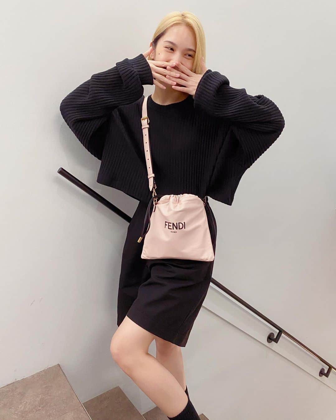レイニー・ヤンのインスタグラム：「🤍🤍🤍 很明顯這不是OOTD 比較像在炫包   #假ootd #炫包」