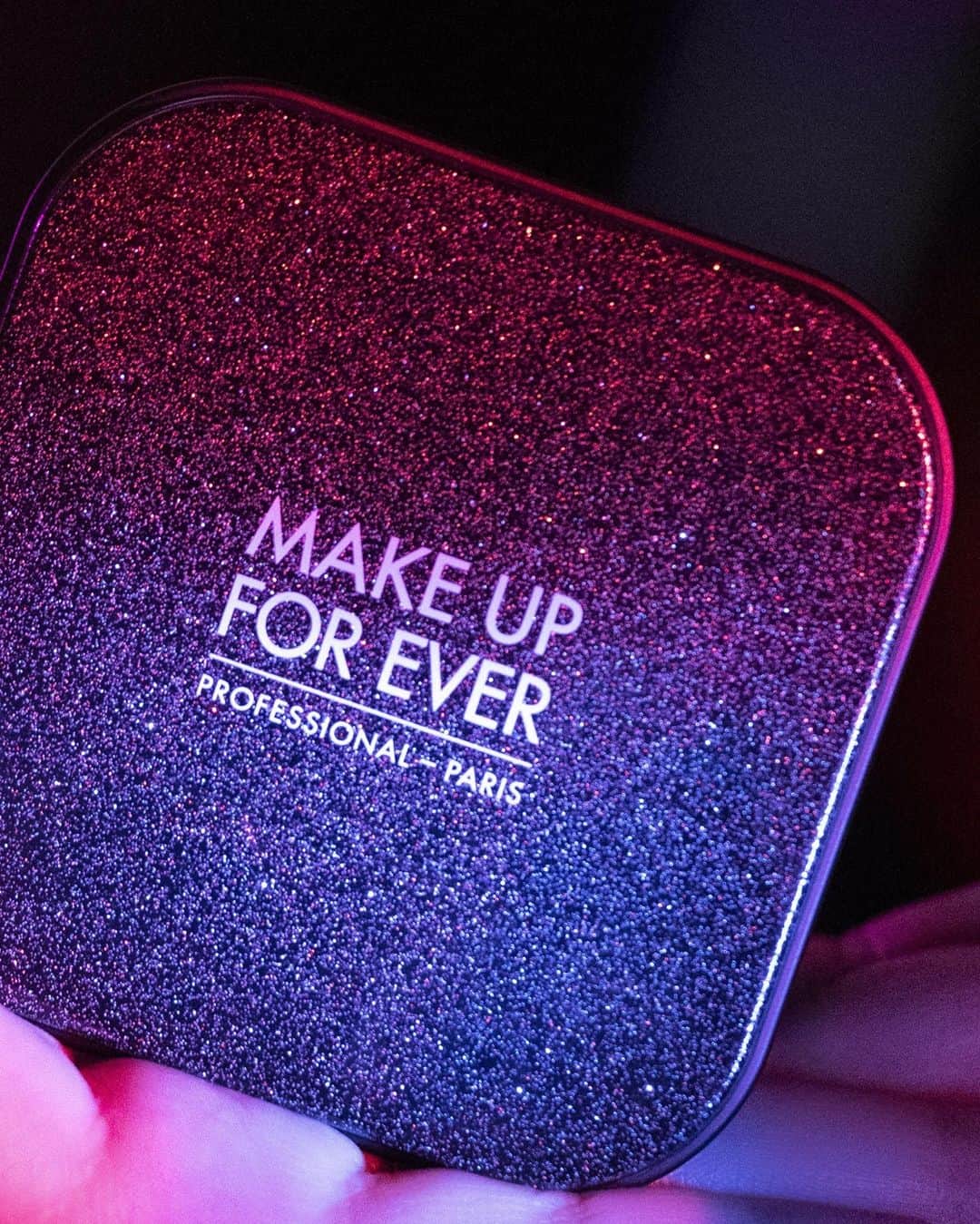 MAKE UP FOR EVER OFFICIALさんのインスタグラム写真 - (MAKE UP FOR EVER OFFICIALInstagram)「Makeup kit essential, but make it glittering! #FlashingSparkle⁣ ⁣ #UltraHDPressedPowder in a limited edition for the holiday season!⁣ This invisible veil of finishing powder instantly blurs fine lines, pores and imperfections for a beautifully smooth complexion.⁣ _⁣ ⁣ #FlashingSparkle⁣⁣ #Holiday2020⁣⁣ #RougeArtistSparkle⁣⁣ #makeupforever⁣ ⁣」11月25日 20時01分 - makeupforever