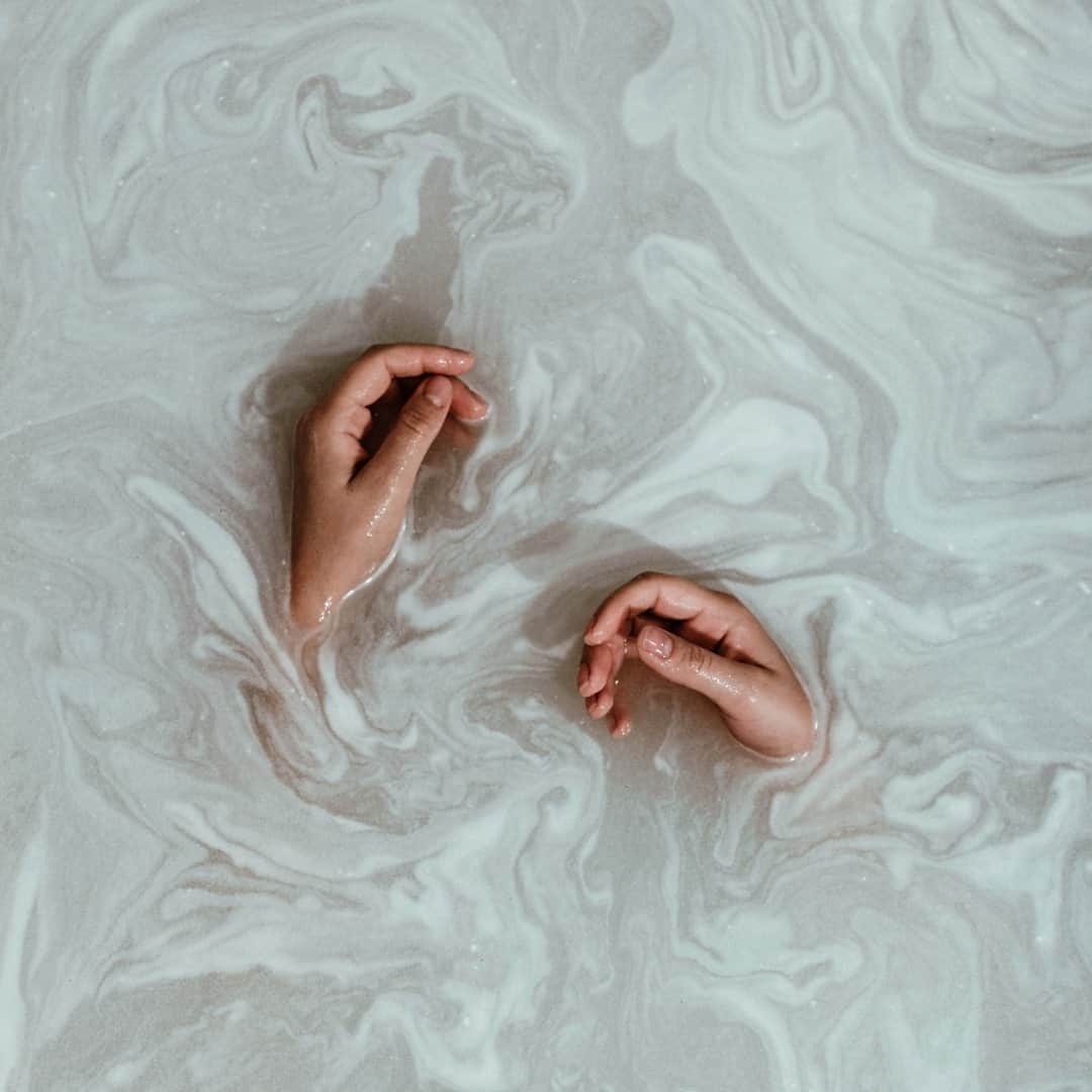 ラッシュジャパンのインスタグラム：「明日、11月26日は年に一度の「いい #風呂の日」。急に寒さがやってきて、気持ちも沈みがち。心も体も、温かいお風呂に浸かってやさしい夜をおすごしください🛁 ⁠ ⁠ 📷 @countrygirlusa208⁠ ⁠ Instagramにて、お風呂プレイリスト企画も実施中。詳しくはストーリーをチェック💿 ⁠ ⁠ 香り、色、原材料のはたらきで選べるバスボムはプロフィールのリンクから🔗⁠ ⁠ #LushBath #いい風呂の日 #風呂の日 #BathbBomb #バスボム #入浴剤 #bath #おふろ⁠」