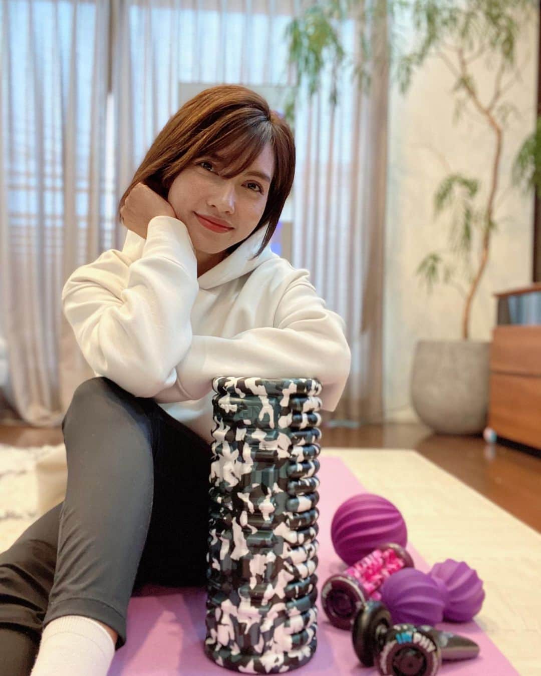 黒宮ニイナのインスタグラム：「毎日、育児と家事に追われて自分の時間がなかなか持てない😂 それを言いわけにはしたくないので、家事したあとや子どもたちを習い事送ったあとの隙間じかんで運動したりしてます☺️  ここ最近、首回りと肩の凝りが凄いのと 寝起きでも全身筋肉痛を感じる日々です💦  今日は以前にレクチャーを受けた @imphy_jute のグッズで筋肉をほぐしました✨ 迷彩柄のフォームローラーで首や膝裏、ふくらはぎの筋肉をコリコリして本当気持ちいい〜😆 私のお気に入りは首や肩甲骨にピンポイントでフィットしてくれる紫のストレッチボールズ！！痛気持ちいいのが効いてる感じ💯  運動やトレーニングしたあとはできるだけ筋膜リリースをして、しなやかな身体を目指したい💪🔥  #筋膜リリース #フォームローラー #ストレッチボール #おうちトレーニング #宅トレ #トレーニング女子 #トレーニングママ #ママ #2児ママ #mama #2kidsmom」