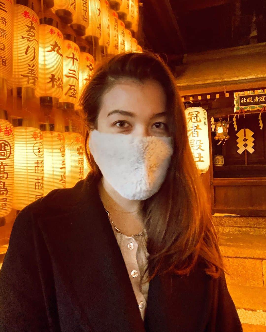 香華（KOuKA）のインスタグラム：「All masked up for winter 😷❄️ #WhyImask because not everyone is low risk like I am!! 最近寒くなってきて、冬のマスクに変えた！皆さん体調に気をつけて！ #wearamask #staysafe」