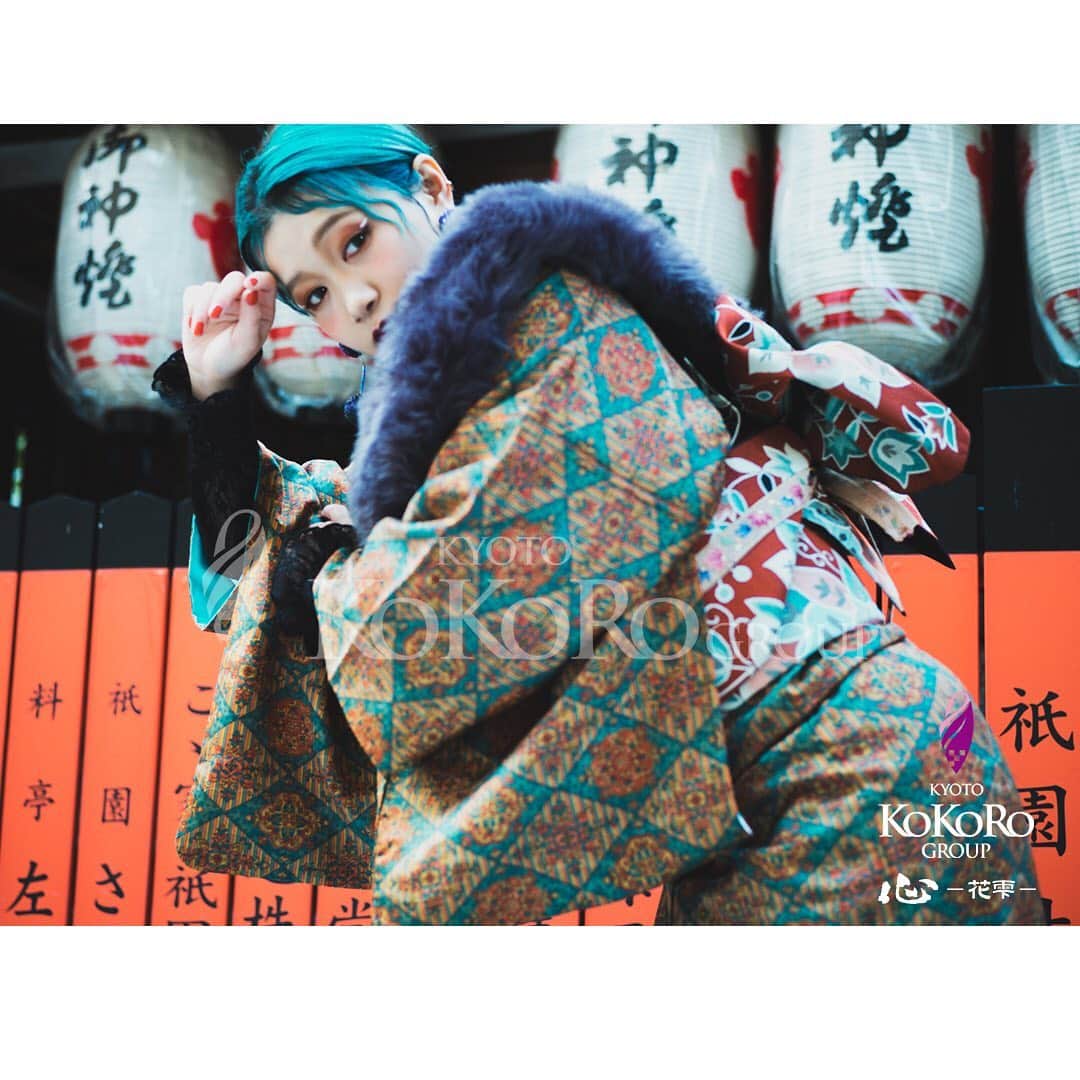 心－花雫－さんのインスタグラム写真 - (心－花雫－Instagram)「12月13日まで、 当店にて変身写真の撮影をして頂いたお客様は、アンティーク着物レンタルを3,500円(税抜)でご利用頂けます！  変身体験の後には おしゃれな着物で散策されてみてはいかがでしょうか(^o^)  #着物レンタル #アンティーク着物 #花魁体験 #kimono #kyoto #着物 #変身写真 #着物コーディネート #キモノ #着物女子 #ポートレート」11月25日 20時02分 - kokoro_hanashizuku