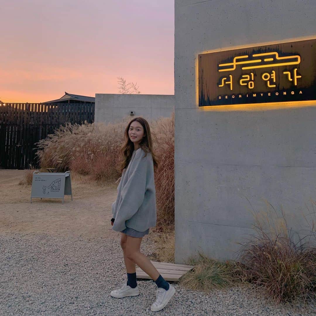キム・ダヘのインスタグラム：「카페도 못가구 확진자도 너무 늘고 집에만 있응게 사진이 없댜 🤣 다루세상 제작니트 촬영도 조금 미뤄져가지구 오픈이 좀 늦춰졌어요!!! 12/3 오픈할게요오... 💓💓」
