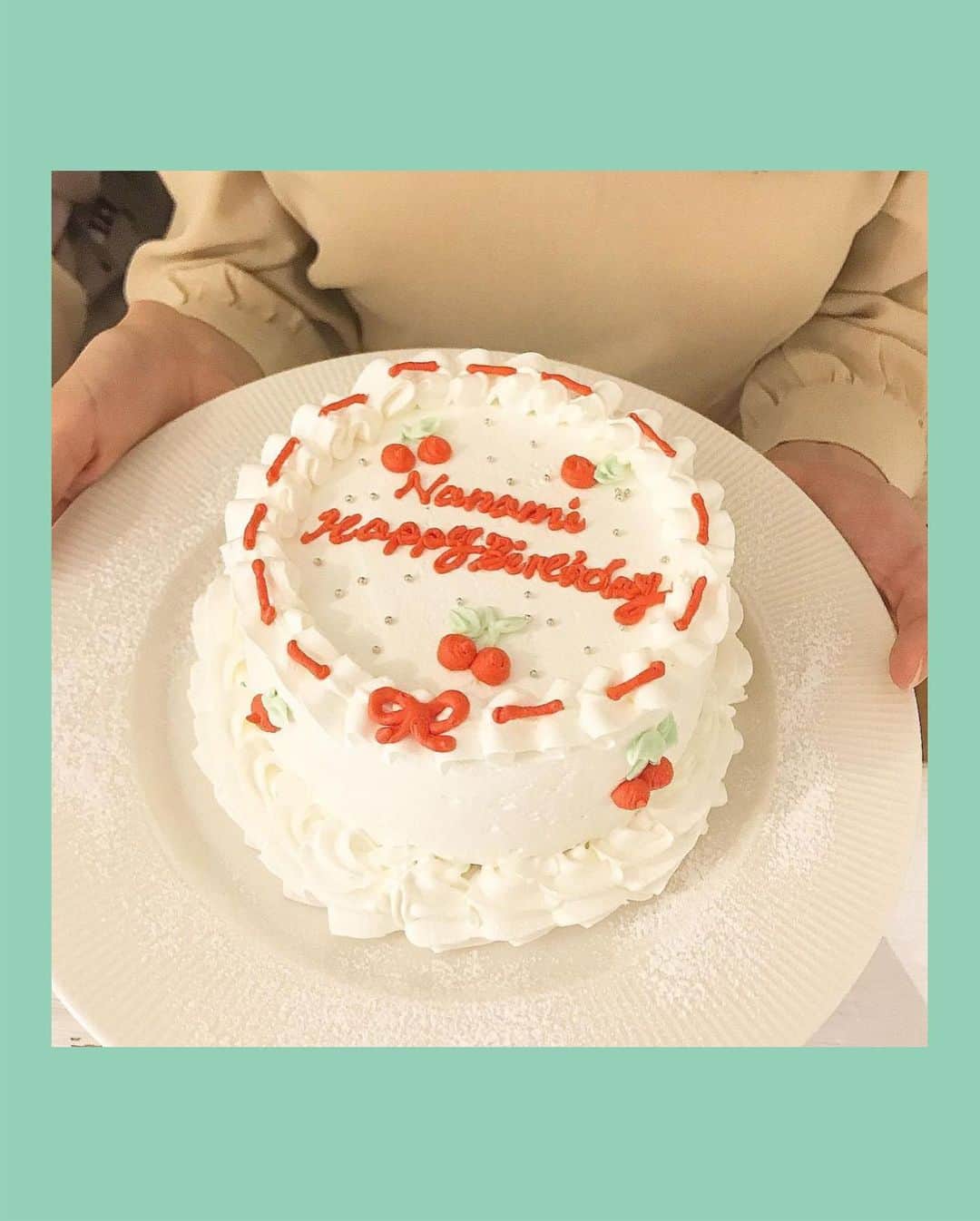 Nom de plumeさんのインスタグラム写真 - (Nom de plumeInstagram)「#センイルケーキ  【色使いがポイント♡センイルケーキ】  韓国風のセンイル(誕生日)ケーキは、 丸い一段のケーキに、 クリームをフラットに塗られ、 控えめにフルーツが載っていたり、 真ん中にメッセージを描いたりした色使いがポイントのシンプル可愛いケーキだよ🎂💗  推しの誕生日、友達の誕生日、家族の誕生日などにぜひ作ってみたり、 実際に専門のお店もあるのでチェックしてみてね🤤💕  −−−−−−−−−−−−−−−−−−−−−−−−−−−−﻿ ﻿ Nomdeplumeで﻿ 紹介させていただける写真を募集中🧚‍♀️💜﻿ 素敵な写真が撮れたら #nomdeplume をつけるか﻿ このアカウントをタグ付けしてね💫﻿ ﻿ −−−−−−−−−−−−−−−−−−−−−−−−−−−−﻿  #センイル #생일케이크 #センイルケーキ #高円寺カフェ#カフェ巡り#allcscafe #ユーケイク#韓国ケーキ#韓国風ケーキ#韓国風カフェ#バースデーケーキ」11月25日 20時03分 - nomde_official