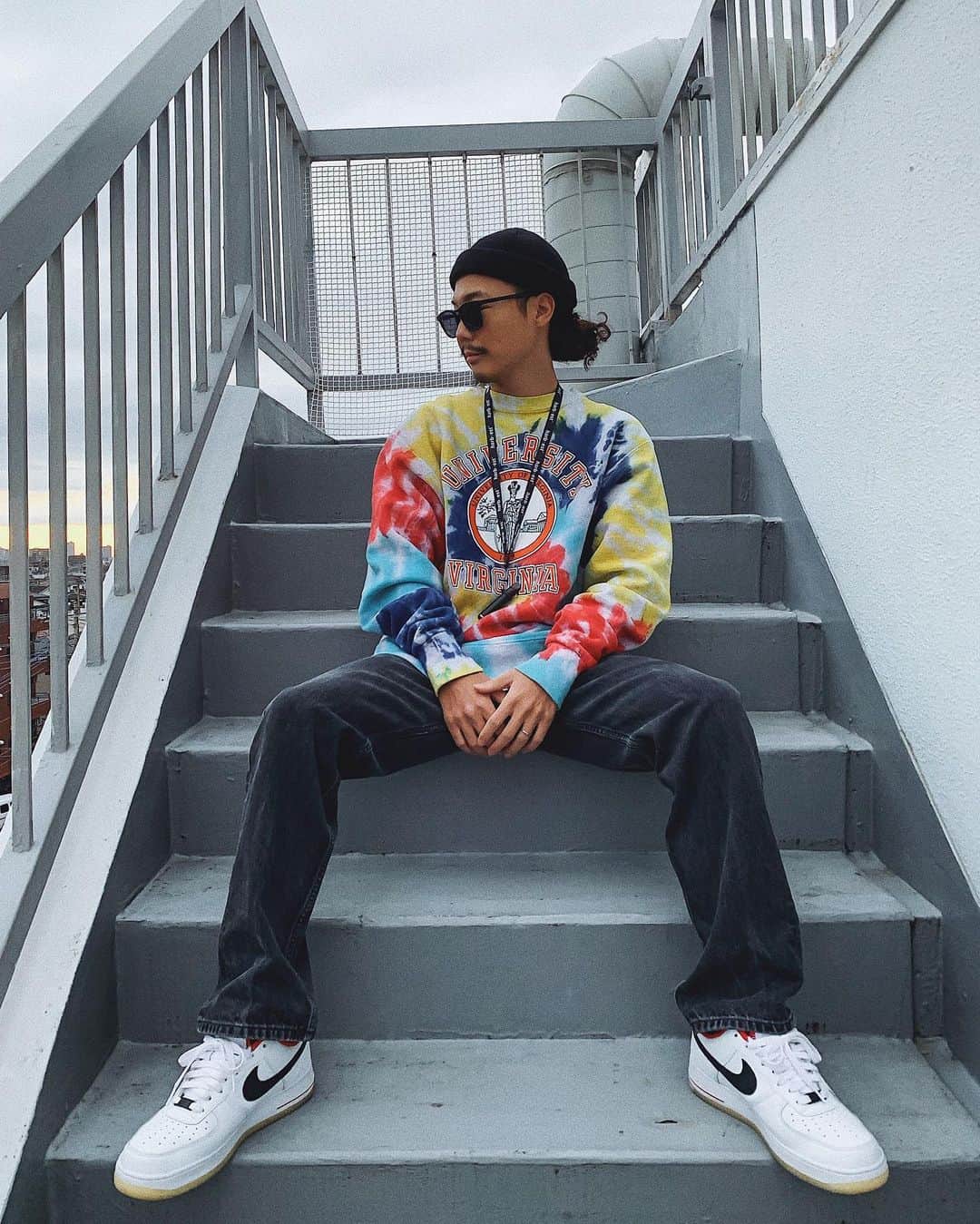 のインスタグラム：「タイダイ古着🔥 大阪のアメ村のwe go vintageでかくて安くて良さげなの多かった🎃 大阪でタコ焼き食うの忘れたのが心残り。。 ㅤㅤㅤㅤㅤㅤㅤㅤㅤㅤㅤㅤㅤ  🎩 asos 🕶 @flex_japan 👕 古着 👖 Levis 古着 👟 NIKE air force1 by you 🏅 @harb_est  ーーーーーーーーーーーーーーーーーーーー #ストリート #ストリートファッション #ストリートスタイル#ストリート系ファッション#ストリートコーデ#kickstagram  #ストリート系  #スニーカーコーデ #メンズファッション#メンズコーデ#メンズスタイル #ファッションコーデ #コーディネート  #パパコーデ #ストリートコーデ  #ジャパスニ #靴好き #スニーカーヘッズ  #スニーカー好きな人と繋がりたい #レーシングジャケット #スニーカーヘッズ  #snkrskickcheck #トレンドコーデ #古着コーデ#エアフォース1 #ナイキコーデ#スニーカーコーデ#airforce1low」