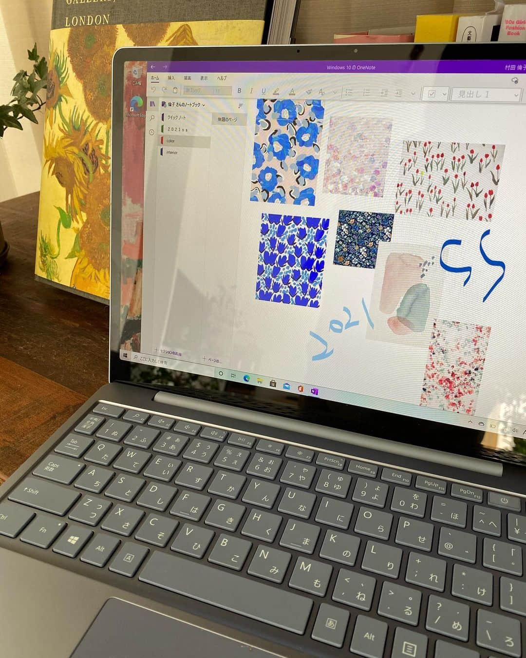 村田倫子さんのインスタグラム写真 - (村田倫子Instagram)「最近はもっぱら"伝えたい"という欲が大きい。  idemで膨らむ服に対する想い 連載でふれる食べ物たちの出会いと魅力。  モデル業の他に、形にして届け、伝える作業が増えた今年。  この機に挑戦を応援してくれる 身近な存在として、10月に発売されたSurface Laptop Go を相棒に迎えました。  「わたしの挑戦を 応援してくれる、身近な存在。」というテーマに惹かれたのが1番の理由。  触りはじめて数週間。見かけの可愛いさ(推しのアイスブルー可愛すぎる)と充実した機能ににやにやしてます笑。Wordを使って連載の原稿を仕上げたり、idemの次のクリエイティブをOneNoteで整理したりと活躍中。  表現の幅がもっと増えそうでたのしみです☺️  #わたしの挑戦を応援してくれる　#Surfaceライフ　#surface  #SurfaceLaptopGo #サーフェス #サーフェスラップトップゴー　#pr」11月25日 20時04分 - rinco1023