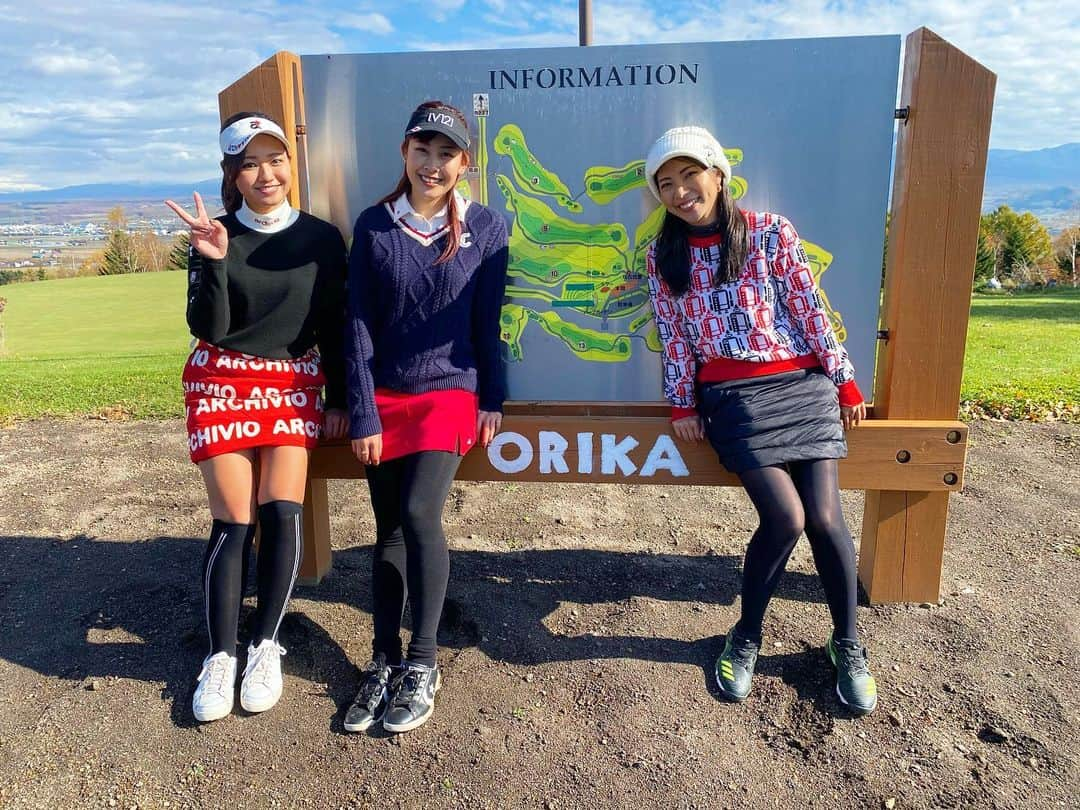 ゆりあのインスタグラム：「今日から唯花ちゃん(@yuican__61 )とみなみちゃん(@minamii_golf )と3人で北海道富良野市に行った時のラウンドがYouTubeにアップされます🏌️‍♀️✨  私が18Hラウンドする動画をアップするのは初めてなのでみなさまどうか優しい目でご覧ください😂🥺❤️  #白金台女子ゴルフ部東西対抗戦  #白金台女子ゴルフ部 #ゴルフ #ゴルフ女子 #強かわ女子 #若手女子ゴルファー #ゴルファー #golf #instagolf #instagolfer #Shirojo #白女 #shirokanedailadiesgolfclub #ゴルフ好きと繋がりたい #女子ゴルフ #ゴルフ好き #かわいい #⛳️ #🏌️‍♀️ #youtube #チャンネル登録お願いします #北海道旅行 #北海道 #富良野 #ゴルフ旅 #女子旅」