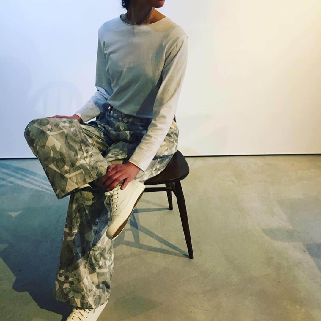 手紙社のインスタグラム：「【「新しいオンラインフェスティバル・布博」出展者紹介：yatra】﻿ 生地のうえを泳ぐクラゲや、夜空に浮かぶ星座など、世界各国を旅して出会った感動を、テキスタイルからデザイン、パターンまで手がけることで表現する「yatra（@yatra_noritakeapparel）」の則竹里沙さん。インドの手刺繍やブロックプリントなど伝統の技法を生かし、なるべく天然素材を使用。「目的地に一緒に歩んでいけるような服」を目指し、岐阜県美濃加茂の古民家で制作を続ける。﻿ ﻿ ▶︎詳細はプロフィール「@textilefabrics」のリンクより公式サイトへ！﻿ ﻿ ＜「新しいオンラインフェスティバル・布博」開催概要＞﻿ 出展者によるオンラインミーティング開催期間：2020年12月14日（月）〜19日（土）﻿ オンラインショップ開設期間：2020年12月14日（月）〜26日（土）﻿ ※出展者によって開設期間が異なります﻿ 会場：新しいオンラインフェスティバル・布博 公式サイト﻿ ﻿ ◎「新しいオンラインフェスティバル・布博」は3本立て！﻿ 1. オンラインミーティング（番組）﻿ 出展者のアトリエ紹介や制作工程、作品への愛などを出展者からリアルタイムで直接聞くことができる番組を配信。﻿ 2. オンラインショッピング﻿ 出展者による新作や、ここでしか買えない限定作品、もちろん、定番商品も購入することができます！﻿ 3. ライブ番組﻿ ミーティング最終日に豪華アーティストによる音楽ライブや、スタイリストによるファッションコーディネートやお悩み相談会を生中継でお届けします！﻿ ﻿ #手紙社#手紙舎#tegamisha#布博#nunohaku#zoom#zoom講座#オンライン講座#オンラインイベント#オンライン#オンライン配信#オンライン開催#新しいオンラインフェスティバル#新しいオンラインフェスティバル布博#yatra#服」