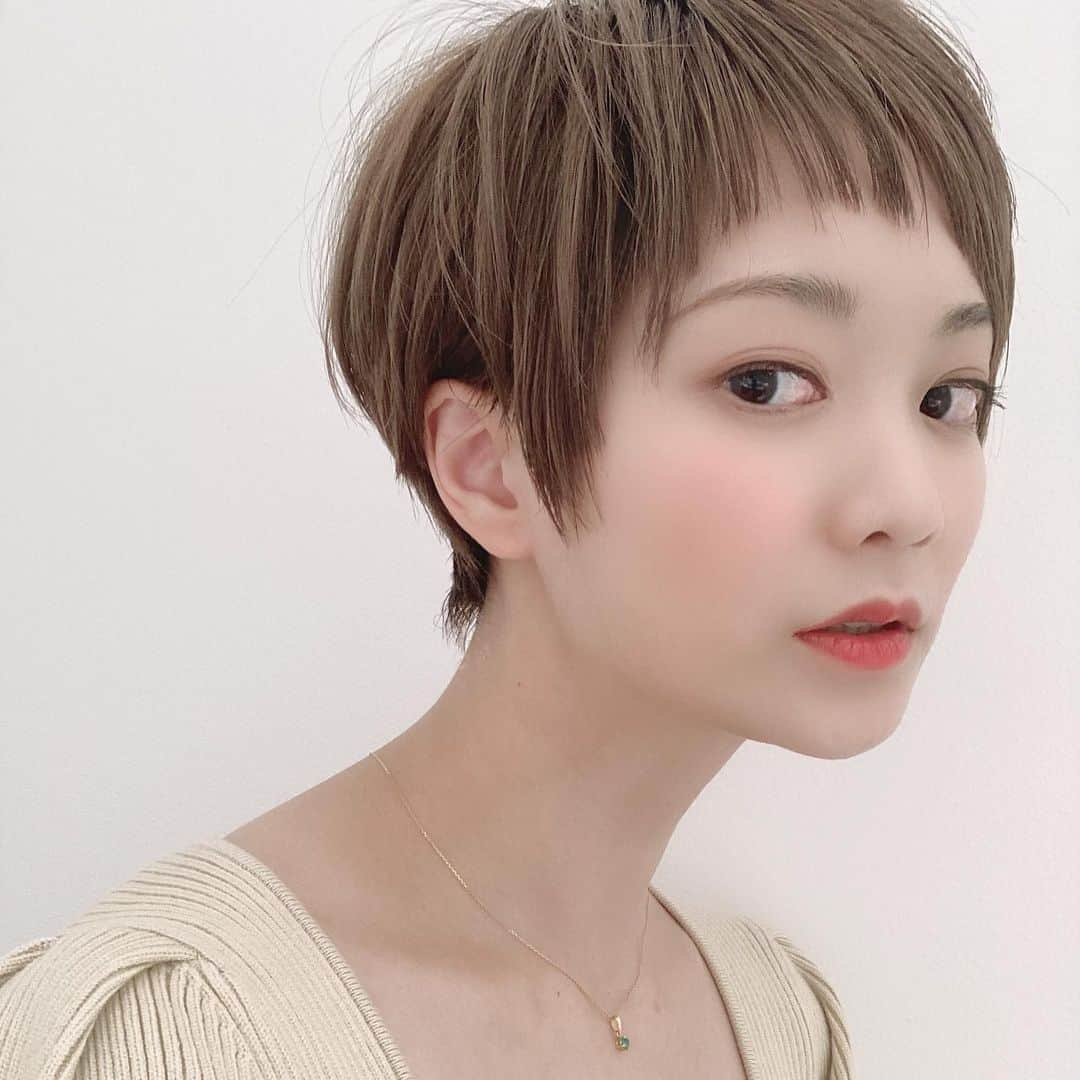 芹川有里さんのインスタグラム写真 - (芹川有里Instagram)「久々に、前髪攻めたでござるよ☺️ 全体的にもスッキリして、頭が軽くなって快適☺️ とてもお気に入り✨✨✨ 大人ベビーバングと称しておく👶 . #ショートカット #ショートヘア #ショートバング #オン眉」11月25日 20時08分 - seri53