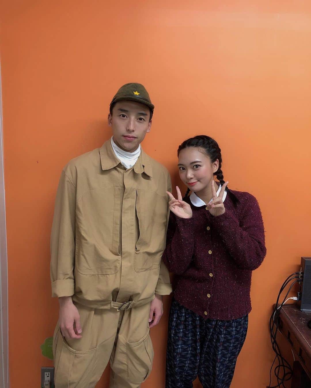 山田寿々のインスタグラム：「宮島さん（平安伸悟さん）﻿ 万年筆や時計を貰って絡むシーンが多くて﻿ 大変お世話になりました😖🙏﻿ 沢山アドバイスも頂いて兄貴的存在でした☺️﻿ ありがとうございました！﻿ ﻿ 久保田隊長（フルーツポンチ亘健太郎さん）﻿ 久保田隊長の国を守ろうとして下さっている気持ち、奥さんを大切に思う気持ち、本当にカッコよくて涙を流さずにはいられませんでした😢﻿ そして、﻿ その久保田隊長の奥さん喜美子さん（大貫彩香さん）﻿ さっちょさん、本当に可愛くて面白くて大好きです😢❤️﻿ 奥さんが手紙を読むシーン、稽古場から私もとても泣きそうになっていました…😢﻿ 本当に素敵でとても勉強させて頂いていました。﻿ ありがとうございました✨﻿ ﻿ そして松本さん（小笠原大輔さん）﻿ 本当に面白くて会う度に笑っちゃってました。笑﻿ とても楽しかったです☺️🙏笑﻿ ありがとうございました(﹡ˆᴗˆ﹡)！﻿ ﻿ 藤田さん（中島佳継さん）﻿ お父さんのように優しく接してくださいました🙏﻿ 藤田さんの部下を思う気持ちや家族を思う気持ちに﻿ いつも心がキューっとなりました😖﻿ ありがとうございました✨﻿ ﻿ #舞台MOTHER #MOTHER  #平安伸悟 さん　#亘健太郎 さん #大貫彩香 さん #小笠原大輔 さん #中島佳継 さん」