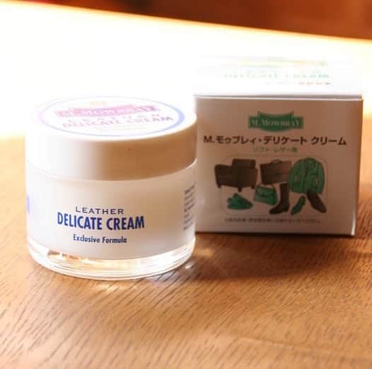 のインスタグラム：「〜今だからこその、“保湿”〜 革靴をはじめとした皮革製品のケアクリームとして多くの方にご愛用いただいている「M.MOWBRAY デリケートクリーム」。  「M.MOWBRAY」ブランドで取り扱いを開始してから今年で発売から17年を迎え、前身ブランドから数えると累計130万個を突破しました。 (※上記の数字は製造実績に基づく数字です。)  #mmowbray #モゥブレィ #シューケア #shoecare #靴磨き #デリケートクリーム」