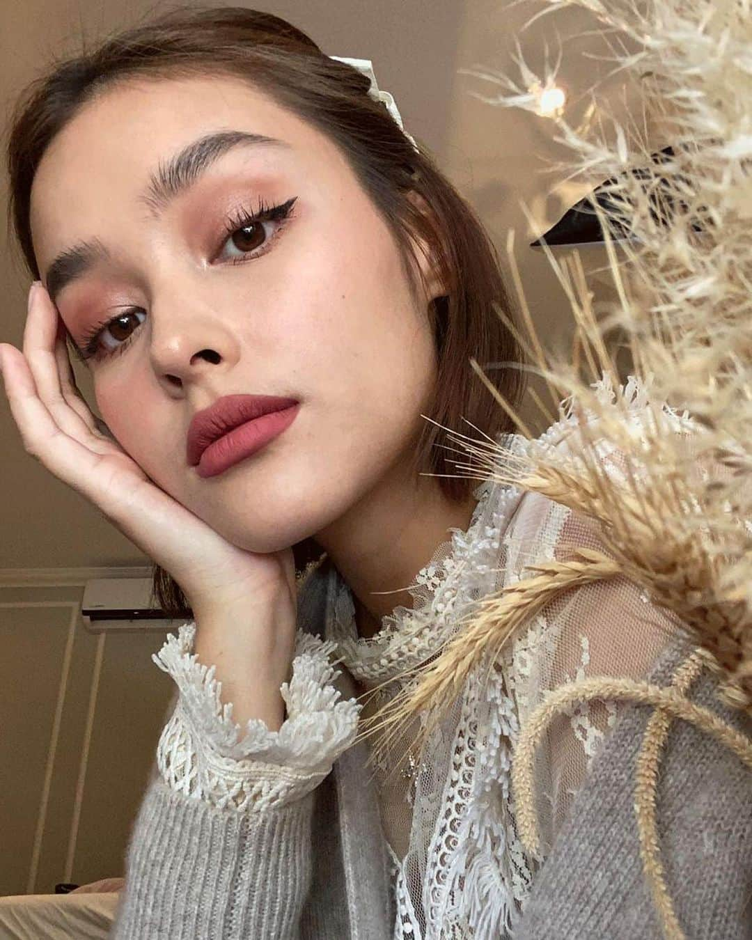 リザ・ソベラーノさんのインスタグラム写真 - (リザ・ソベラーノInstagram)「I am obsessed with @maybellinephshop’s Sensational Liquid Matte Lip Tints! As a huge fan of these lip tints, I can vouch that these are my most transfer-proof lip tints I've tried. They are also super lightweight and pigmented ❤️  And good news, they also come in trio sets!   💄First photo: wearing Bare Temptations for my lips and eyes and Barely Legal on my cheeks from the Manhattan Mauves set   💄Second photo: wearing Strip It Off for my lips and cheeks and Nude Shot for my eyes from the West Coast Warms set  Talk about being multifunctional! The Sensational Liquid Matte Trio Sets are on sale for only PHP568 EXCLUSIVE in Maybelline’s IG and FB pages. Click the link on my bio! 💋  #MaybellinePH #SensationalLiquidMatte」11月25日 20時09分 - lizasoberano