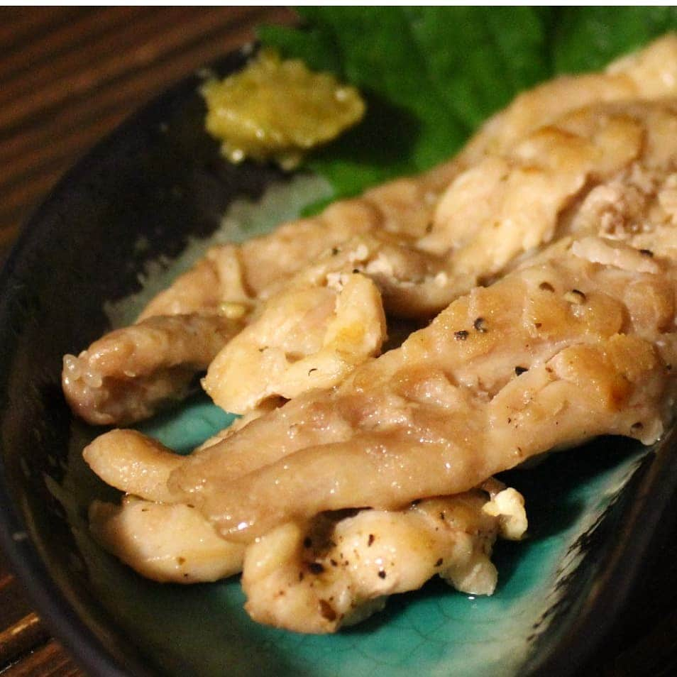 miyukiさんのインスタグラム写真 - (miyukiInstagram)「. ✾煮魚定食✾ . . . スーパーで｢何だこのロボットみたいな魚は？｣と 珍しいお魚が売ってたので買ったけど 名前を忘れてしまいました(´･∀･`) どなたかお名前わかる方いらしたら 教えてください(๑ｰㅅｰ๑)モヤモヤ… . . . ❶謎魚で煮魚 ❷小松菜のおかか和え ❸温玉もずく ❹せせりの塩焼き ❺豆苗と玉ねぎと竹輪のお味噌汁 (ほぼ沈んでるw) . . . ❶ ｸｯｸﾊﾟｯﾄﾞID:[1032006]のレシピで♪ ❷茹でた小松菜をおかかと麺つゆで！ ❸IGTVに載せてる炊飯器で 作り置きしてた温泉ともずくわ 白だしで♪ . . . . #煮魚#小松菜#おかか和え#温泉卵#もずく#味噌汁#夜ご飯#簡単ごはん#ふたりご飯#発酵食品#発酵#まごわやさしい#腸活#料理記録#無添加#関西ママ#マカロニメイト#フーディーテーブル#デリスタグラム#クックパッド#delimia#lin_stagrammer#🍴mskitchen🍴」11月25日 20時10分 - _miyukitchen_