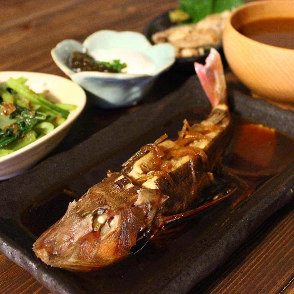 miyukiのインスタグラム：「. ✾煮魚定食✾ . . . スーパーで｢何だこのロボットみたいな魚は？｣と 珍しいお魚が売ってたので買ったけど 名前を忘れてしまいました(´･∀･`) どなたかお名前わかる方いらしたら 教えてください(๑ｰㅅｰ๑)モヤモヤ… . . . ❶謎魚で煮魚 ❷小松菜のおかか和え ❸温玉もずく ❹せせりの塩焼き ❺豆苗と玉ねぎと竹輪のお味噌汁 (ほぼ沈んでるw) . . . ❶ ｸｯｸﾊﾟｯﾄﾞID:[1032006]のレシピで♪ ❷茹でた小松菜をおかかと麺つゆで！ ❸IGTVに載せてる炊飯器で 作り置きしてた温泉ともずくわ 白だしで♪ . . . . #煮魚#小松菜#おかか和え#温泉卵#もずく#味噌汁#夜ご飯#簡単ごはん#ふたりご飯#発酵食品#発酵#まごわやさしい#腸活#料理記録#無添加#関西ママ#マカロニメイト#フーディーテーブル#デリスタグラム#クックパッド#delimia#lin_stagrammer#🍴mskitchen🍴」