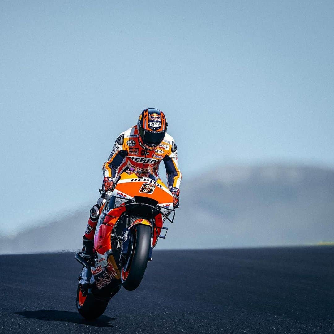 レプソル・ホンダのインスタグラム：「It’s a #Wheelie kind of Wednesday. #wheeliewednesday」