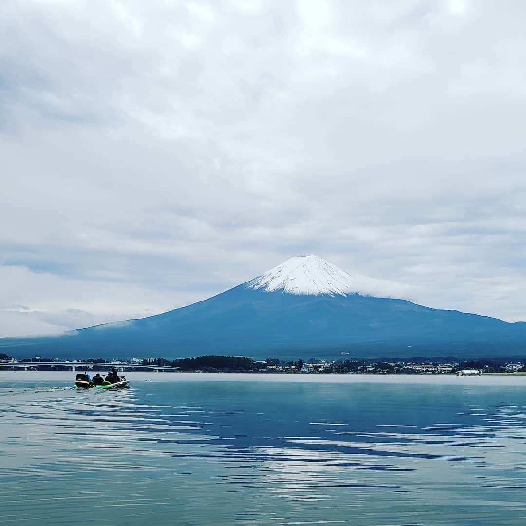 旅猿公式インスタグラムさんのインスタグラム写真 - (旅猿公式インスタグラムInstagram)「本日深夜1時35分から『山梨県でグランピングの旅』最終話をお届けします👏いよいよラストイベント、ブラックバス釣りへ🎣なかなか釣りづらいコンディションの中、釣果やいかに⁉️🗻😂お楽しみに🙇」11月25日 20時11分 - tabizaru.official