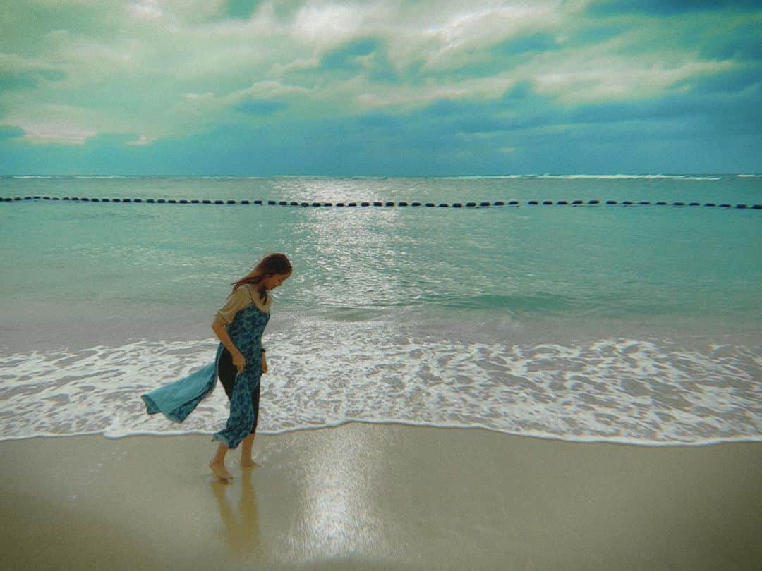 高橋有紀のインスタグラム：「どこにも観光せずにホテル内でゆっくり過ごせました☺︎ ちょっとレトロ感のあるホテルが好きです。 #日航アリビラ  自分の車はまだ上手く運転でないけど、レンタカーの運転楽しかった〜 私としたことが、アイスを食べるタイミングが無かったのだけ残念、、、 #おさかなゆきの旅」