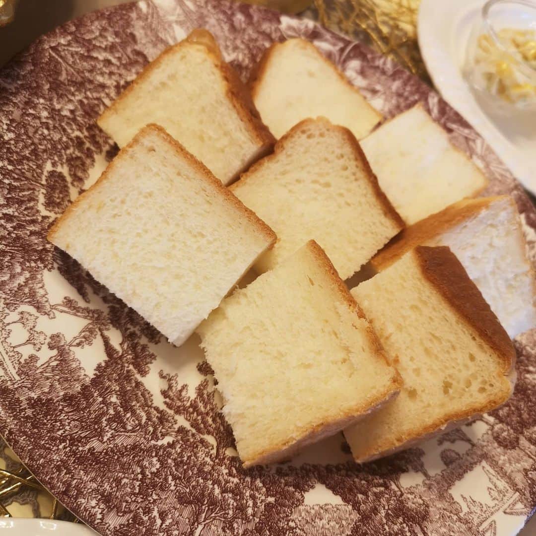 中島彩さんのインスタグラム写真 - (中島彩Instagram)「おうちでパンランチ会💕 パン好きなお友達と息子たちと一緒に楽しく美味しいパン祭り😍 スープとサラダを用意して、パンを楽しみました😏💕 私は @concentmarket さんの🥖❤️お友達は@shokupan_sakimoto さんの🍞❤️ お誕生日が近いお友達のお祝いは手作りのバスクチーズケーキで🎂  #おうちランチ　#おうち時間 #おうちカフェ #パンランチ　#パン活 #西宮パン屋 #大阪パン屋 #パン好き女子 #コンセントマーケット #さきもと食パン  #バスク風チーズケーキ #バスチー　#手作りバスチー」11月25日 20時23分 - aya.n.aya