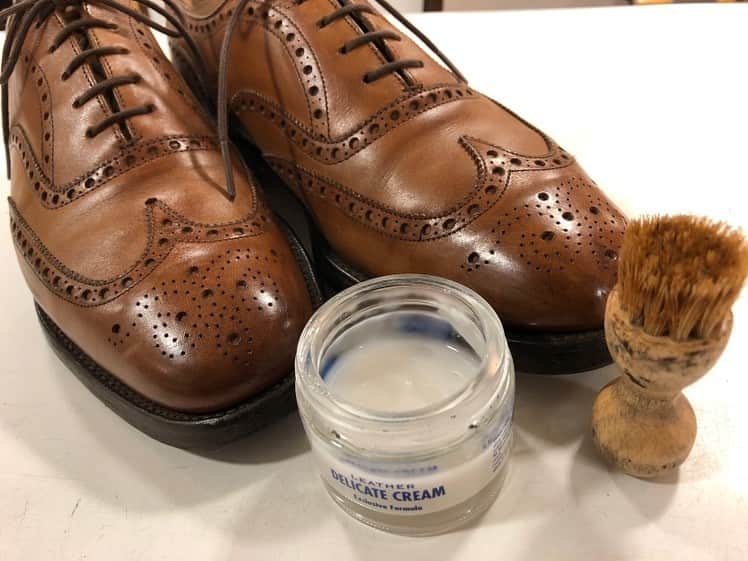 のインスタグラム：「〜革をしなやかにする、ラノリン〜  保湿を得意とするデリケートクリームに欠かせない成分が「ラノリン」です。 この「ラノリン」は２つの保湿成分「水分・油分」のうちの、「油分」にあたるものです。 羊などの皮脂腺から分泌される油脂を精製して作り出すラノリンは、自分の重さに対して２倍ほどの水分を取り込むことが出来ると言われています。  こうして保湿された革の繊維はしなやかな状態になります。 例えば、まだ買ったばかりの硬さを感じる革靴にデリケートクリームを塗り込むと、自分の足に馴染みやすくなります。  皆様も是非デリケートクリームの力を、ご堪能ください。  #mmowbray #モゥブレィ #シューケア #shoecare #靴磨き #デリケートクリーム」
