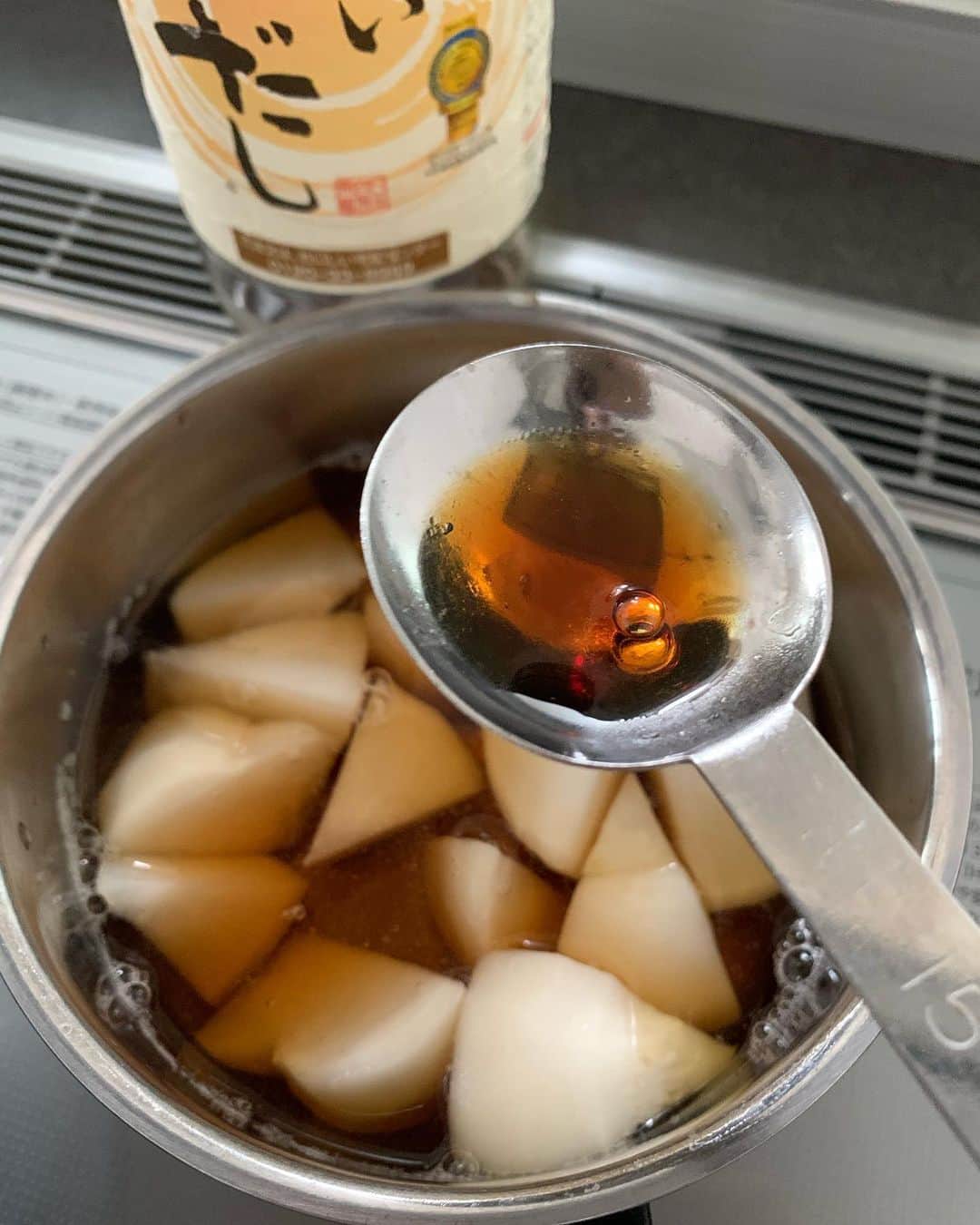 橋本志穂さんのインスタグラム写真 - (橋本志穂Instagram)「#おいしい白だし 使ってカブを煮た。 夕べの鍋のつみれの残りも 一緒に盛り付け。  #日本自然発酵 さんの 白だしは本当に美味しく、 料亭風の味に仕上がるので 京味の西さんから 譲り受けた　 大切な和食器に盛り付けてみた」11月25日 20時19分 - shihohashimoto3