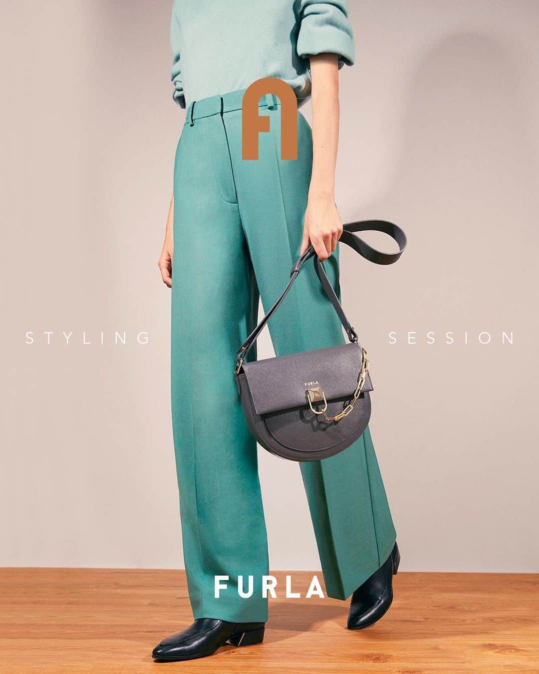 フルラのインスタグラム：「Let’s set your Holiday look straight.  Swipe right to find the Furla Miss Mimì bag and the new Furla Miss Mimì boots that suit your mood.  #thefurlasociety #furlafeeling #furlagift #newcollection #furla #accessories #fashion」