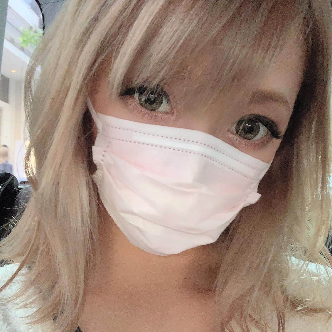 のインスタグラム：「元気です。と言いたい所ですが普通です。 皆様もお身体に気を付けて😌✨ 髪の毛ボサボサでスミマセン。 おやすみなさい🌙」