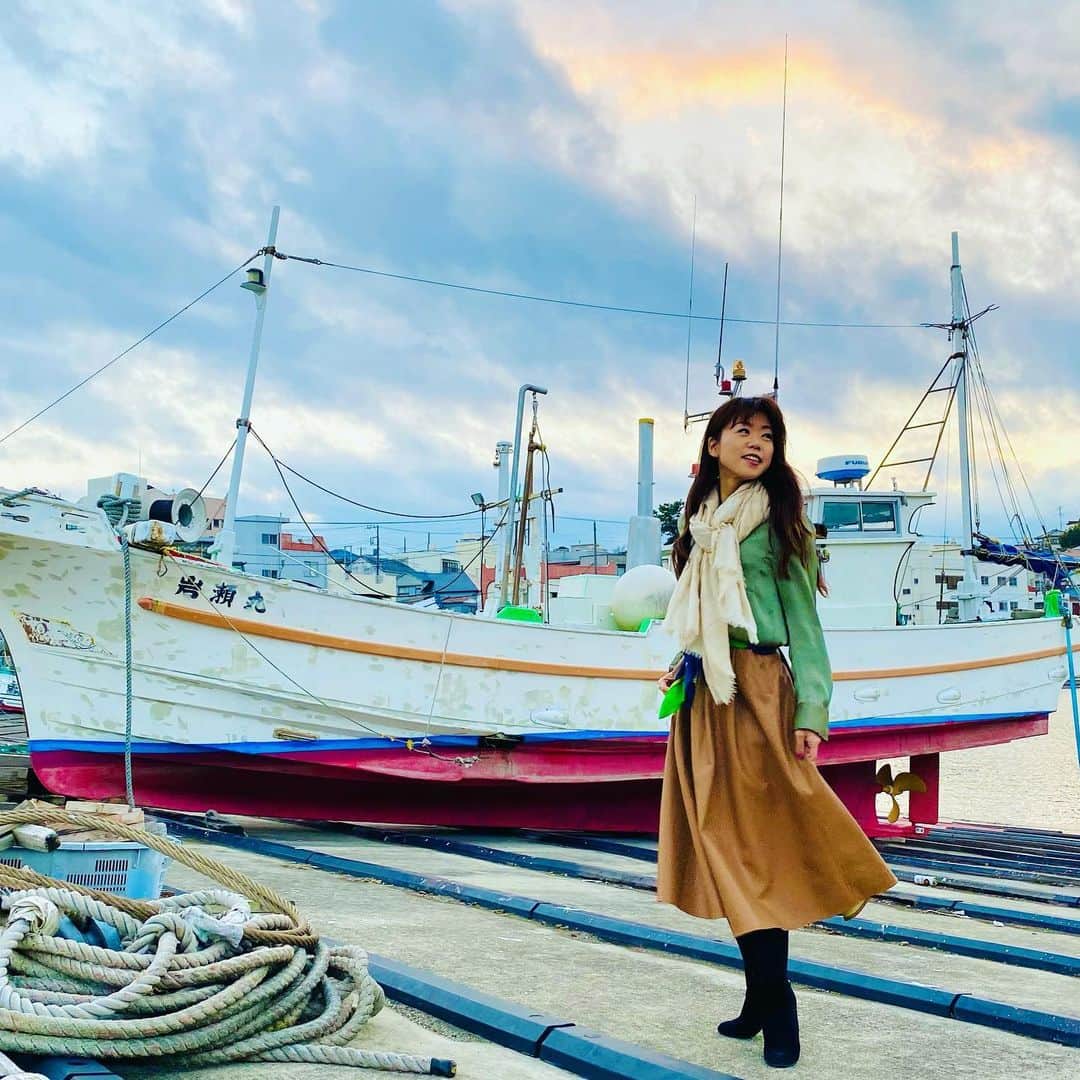 のインスタグラム：「午前中から雨模様🌧…だったけど、次第にお天気は好転🌅綺麗な夕焼けが見れました🤗💕 海はいいなぁ～✨🌊癒される 🌿 どーにかして船酔いを避ける方法を模索中です⚓️‪💭‬  #outfit #ootd #今日のあみーご #船のこと🛥」