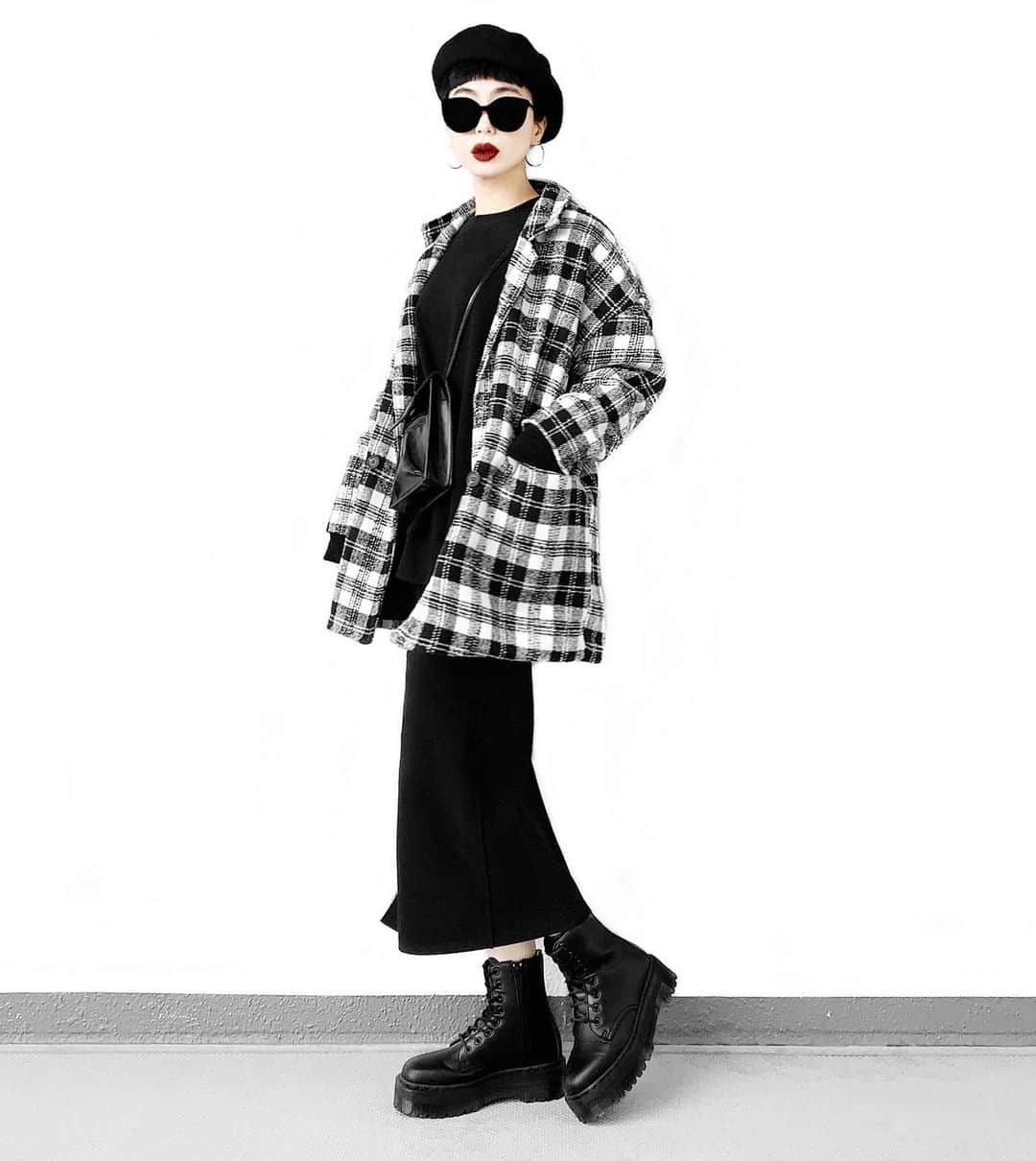 lve_xxxxのインスタグラム：「.﻿ .﻿ ℂ𝕙𝕖𝕔𝕜 𝕛𝕒𝕔𝕜𝕖𝕥﻿ @select.shop.jbg  ﻿ 薄手なのでこれから一枚では﻿ ちょっと厳し目ですが…﻿ (わたしは大丈夫👌←)﻿ ｲﾝﾅｰﾀﾞｳﾝと合わせたら寒がりさんでも﻿ 大丈夫そうです🙆‍♀️﻿ ﻿ ｵｰﾊﾞｰｻｲｽﾞで中にも着込めるし﻿ ｼﾙｴｯﾄ👤がなにより可愛い🖤﻿ ﻿ ｵｰﾊﾞｰｻｲｽﾞの羽織りの時は﻿ 中身をﾀｲﾄにするのがﾊﾞﾗﾝｽ良く﻿ 見えると思い…﻿ ﾀｲﾄｽｶｰﾄ合わせがち😊﻿ ﻿ ｽｶｰﾄは @lveu.official ﻿ ﻿ 脱いだver﻿ 後程載せさせて頂きます📱﻿ ﻿ ﻿ ｺｰﾃﾞｱｲﾃﾑ詳細は﻿ WEARをご覧くださいませ。﻿ ﻿ WEAR ： lvexxxx ﻿ 💻 https://wear.jp/sp/lvexxxx/﻿ ﻿ －－－－－－－－－－－－－－－－－－﻿ ﻿ 📢ｺﾒﾝﾄ頂ける際は、﻿ 最新投稿にお願い致します。﻿ ﻿ 過去投稿に頂いた際、気がつかない事もあり﻿ お返事致しかねる場合が御座います🙇‍♀ ️﻿ ﻿」