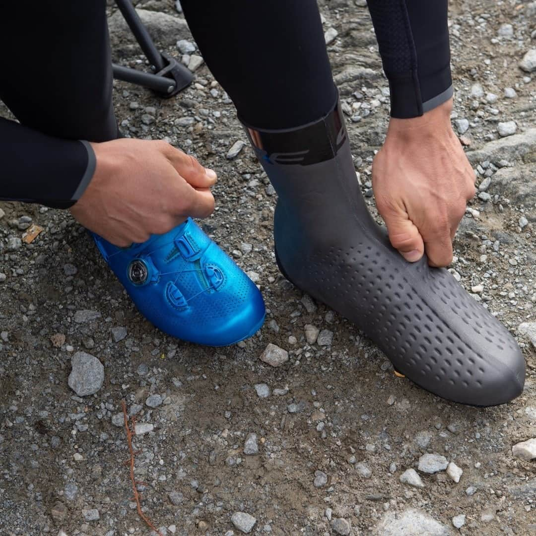 Shimanoさんのインスタグラム写真 - (ShimanoInstagram)「Virtual training is an excellent option for particularly brutal days, but there is just no matching the sense of accomplishment and the memories of a truly epic winter ride. S-PHYRE Shoe Covers maintain unrivaled comfort in cold and wet training conditions with a flexible 3D anatomic design that interfaces perfectly with S-PHYRE shoes for easy mid-ride BOA adjustments. #ShimanoRoad #ShimanoFootwear #SPHYRE #Shoecovers」11月25日 20時33分 - rideshimano