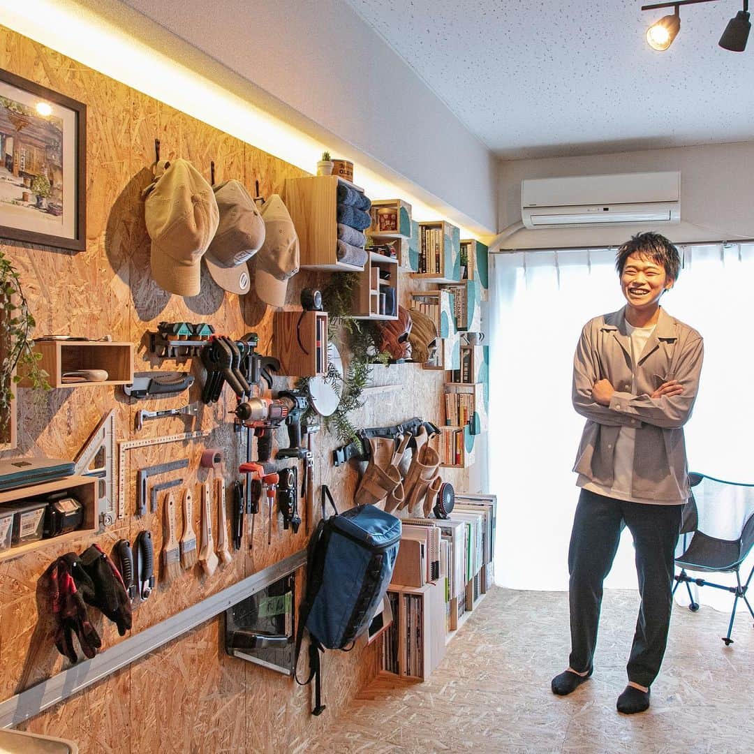 LIFULL HOME'S DIY Magのインスタグラム：「「理想の暮らしは自分でつくる！」そんな熱い思いを胸に、DIYで住まいを編集していく #DIYPEOPLE たち。﻿ 古民家、マンション、シェアハウス、賃貸など、さまざまな条件のもと自分たちらしい自由な暮らしを実践する姿をご紹介します。﻿ ﻿ 今回訪れたのは東京八王子市の高台に立つパーソナライズDIY賃貸「アパートキタノ」。﻿ 築27年、全47戸の鉄骨造3階建ての賃貸マンションで、一部をDIY賃貸化しており、現在は15戸（2020年10月現在）。壁に棚をつけても、絵を描いても塗ってもOKで、同じ部屋とは思えないDIY空間が次々と誕生しています。﻿ ﻿ 原状回復不要で、レンタル工具あり、カーシェアあり、おまけに住人コミュニティありで、程よい距離感が「安心で快適」と好評です。そんな“ワンルーム以上シェアハウス未満”のDIY生活について、入居者3人からお話を聞いてみました。﻿ ﻿ ●DIY工具も“絵”になる秘密基地のようなカスタマイズ空間﻿ ﻿ 川尻さんの18.42㎡、1Kの住まいは、まるで工房のような雰囲気。なかでも圧巻なのが、壁に整然と並べられたDIY工具の数々です。﻿ ﻿ アーティスティックな収納術は工具だけにとどまりません。本棚は正面からではなく横から本を出し入れするつくりで、棚の側面にグリーンの半円模様を施してモダンに仕上げるなど、ひと工夫あり。壁に水平に打ちつけた木板も単なるアクセントではなく、自作のスタンディングデスクの天板を支えるためのもので、限られたスペースを有効に活用するアイディアに驚かされます。﻿ ﻿ 『僕が入居した時から床と壁一面はOSB合板で、OSBの壁が工房感を出していたので、飾りながら収納しています。もう片方の壁は原則いじれないのですが、許可を得て、モルタル風のグレーの壁紙を貼らせてもらいました。収納は1間ありますが、壁上部にハンガーラックを造作して洋服の収納を拡張しています。DIYで空間を自由につくれて、秘密基地っぽくなってきて気に入っています﻿』 ﻿ ......................... ﻿ ﻿ こだわりの空間、お部屋の全貌はWEBサイトにて！﻿ トップのURL、ストーリーズリンクよりご覧ください🔍﻿ ﻿ @lifullhomesdiymag﻿ #暮らしの編集力を高めるウェブマガジン﻿ #lifullhomesdiymag﻿ #diymag﻿ ﻿ ﻿ #賃貸DIY #賃貸暮らし #賃貸 #アパート暮らし  #ワンルーム #ワンルームインテリア  #壁面収納 #壁面飾り #壁紙 #壁紙クロス  #壁に付けられる家具 #壁掛けインテリア  #壁掛け #塗装 #ペイント  #端材 #ナチュラルインテリア #本棚 #bookshelf  #キッチン収納 #収納アイデア #収納 #収納棚  #一人暮らし #一人暮らし部屋 #一人暮らしインテリア」