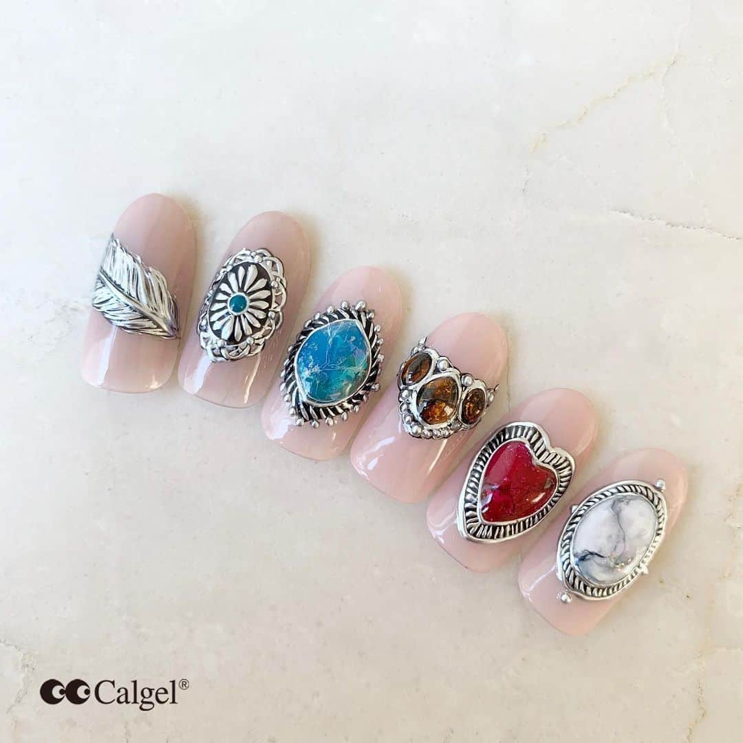 Calgelさんのインスタグラム写真 - (CalgelInstagram)「#カルジェルプラスアートシルバープレミアム でシルバーアクセサリー風💍  天然石風のアートも全てカルジェルです✨  #Calgel #カルジェル #カルジェルプラス #カルジェル新商品 #アートジェル #シルバーライナー #シルバージェル #Calgelist #カルジェリスト #爪にやさしい #オフがしやすい #ジェルネイル #gelnail #新発売 #アクセサリーネイル #天然石アート #天然石ネイル #ネイリスト #カラージェル #ネイル用品 #ネイルアート」11月25日 20時27分 - calgel_japan