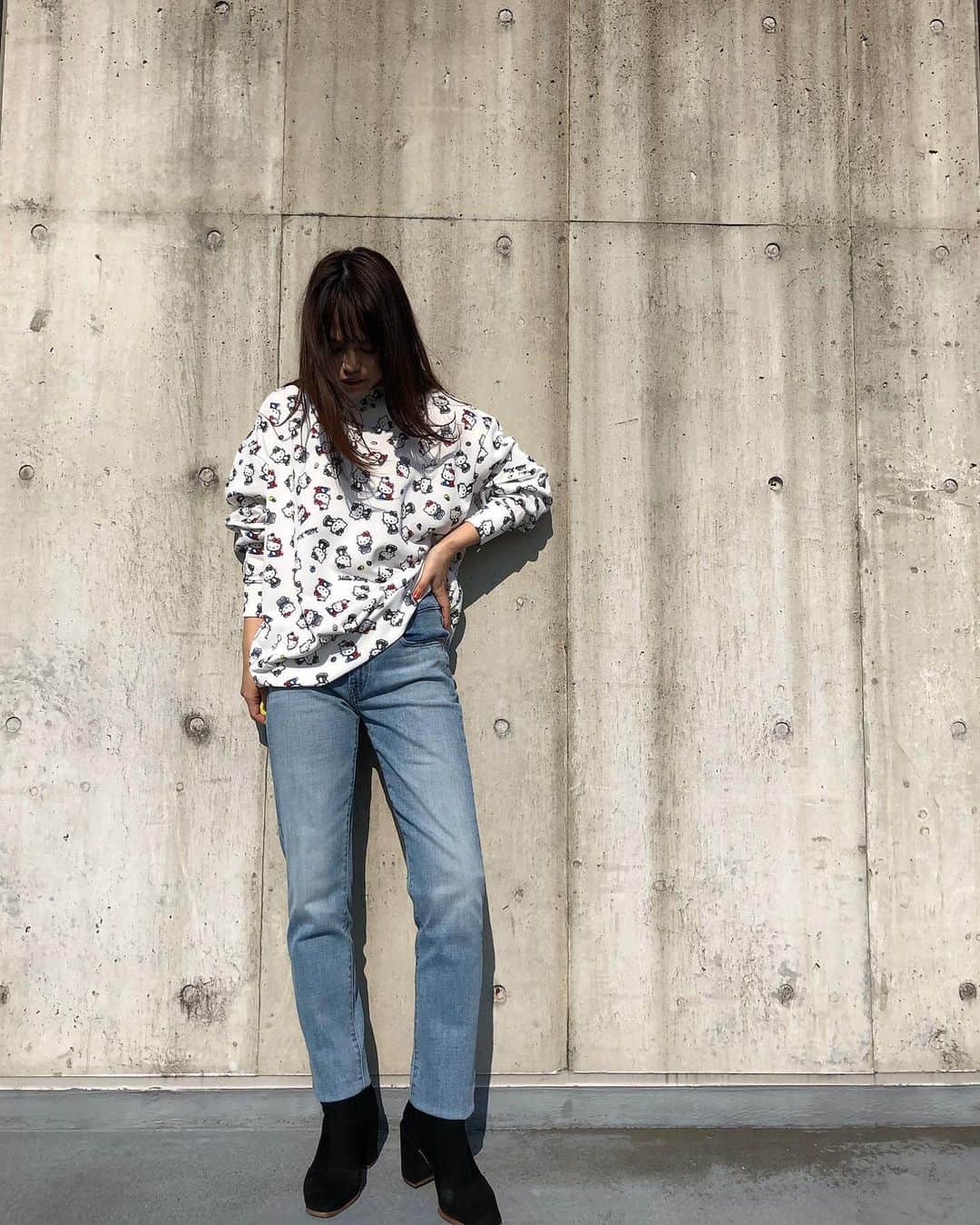 新谷美奈のインスタグラム：「.﻿ ﻿ いつも同じになりがちなデニムコーデは👖﻿ 破壊的な可愛さのキティちゃんで﻿ 一新してみるのもあり🥰🍎﻿ ﻿ 愛らしさたっぷりなキティちゃんを﻿ 体が泳ぐオーバーサイズのスウェットに﻿ 落とし込んだところが﻿ さすがNina mew🤍﻿ 大人が着てかっこよくきまるキティコーデです！﻿ ﻿ Nina mew﻿ tops ¥23,000+tax﻿ denim ¥15,000+tax﻿ boots ¥26,000+tax﻿ ______________________________________﻿ ﻿ 🎅🏻Nina mewの商品を税込4万円以上お買い上げの方に﻿ ロゴトートバッグをプレゼント！﻿ (なくなり次第終了となります)﻿ ﻿ @ninamew_official#Ninamew#ニーナミュウ#ゆめタウン#ゆめタウン佐賀#セレクトショップ#selectshop」