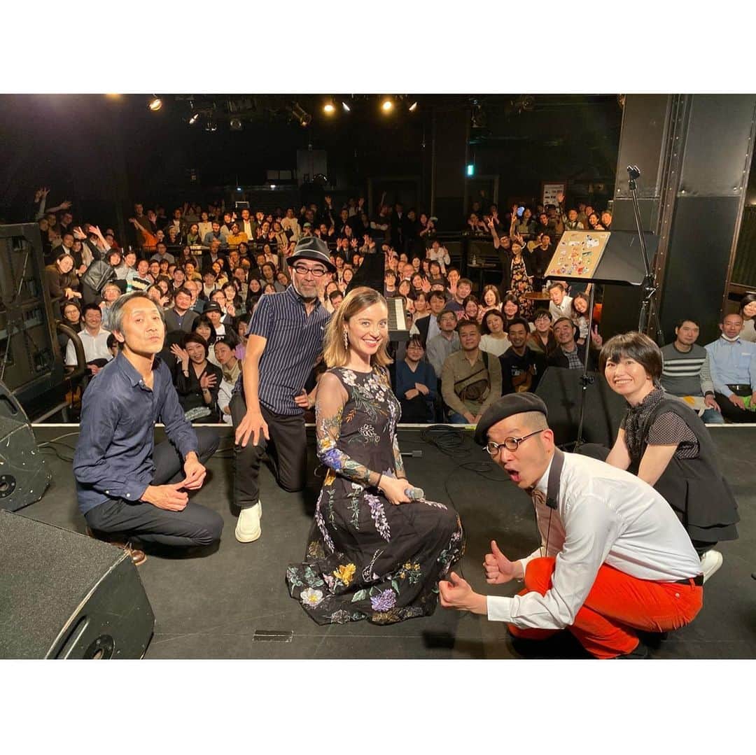 エミ・マイヤーのインスタグラム：「Can’t believe this was exactly one year ago! So much has changed in the world and I can’t wait until we can safely perform like this again ♥️ so much love that night! ちょうど一年前！世の中がガラッと変わった前にみんなと過ごせた時間に感謝♥️😭#tour#clubquattro#liveperformance#ツアー#クラブクアトロ#ライブ」