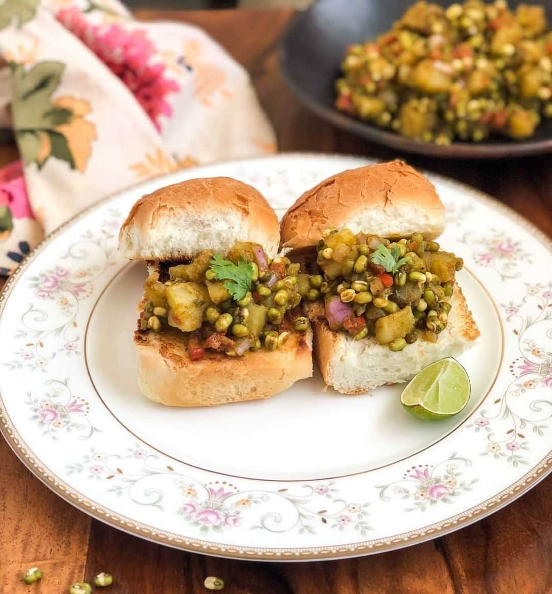 Archana's Kitchenさんのインスタグラム写真 - (Archana's KitchenInstagram)「Chatpata Aloo Moong Sprouts Recipe With Buttered Pav Buns is a quick and healthy recipe where delicious sprouts are made chatpata with aloo tossed in chat masala and chutneys. Serve it with buttered pav buns as an evening snack or for your dinner. Get the recipe from the smart.bio link in my profile @archanaskitchen . . . . . . . . . #recipes #easyrecipes #snacks #teatime #teatimesnacks #sandwich #bombaysandwich #archanaskitchen #healthyeating #highprotein #eatfit #cooking #food #healthyrecipes #foodphotography #recipeoftheday #comfortfood #deliciousfood」11月25日 20時30分 - archanaskitchen