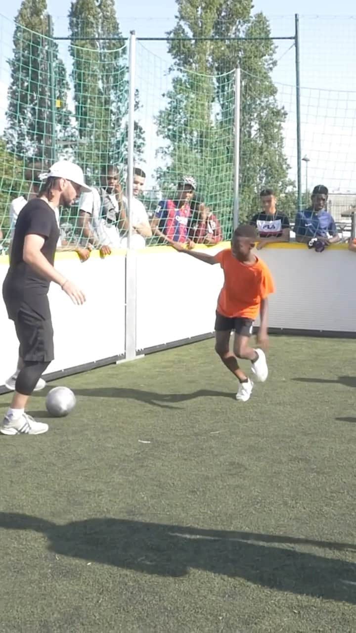 ショーン・ガルニエのインスタグラム：「Sorry my man... it’s my job 😂😂   #panna #nutmeg #urbanball #seangarnier #urbanballer #skills #petitpont #skills #streetsoccer #football」